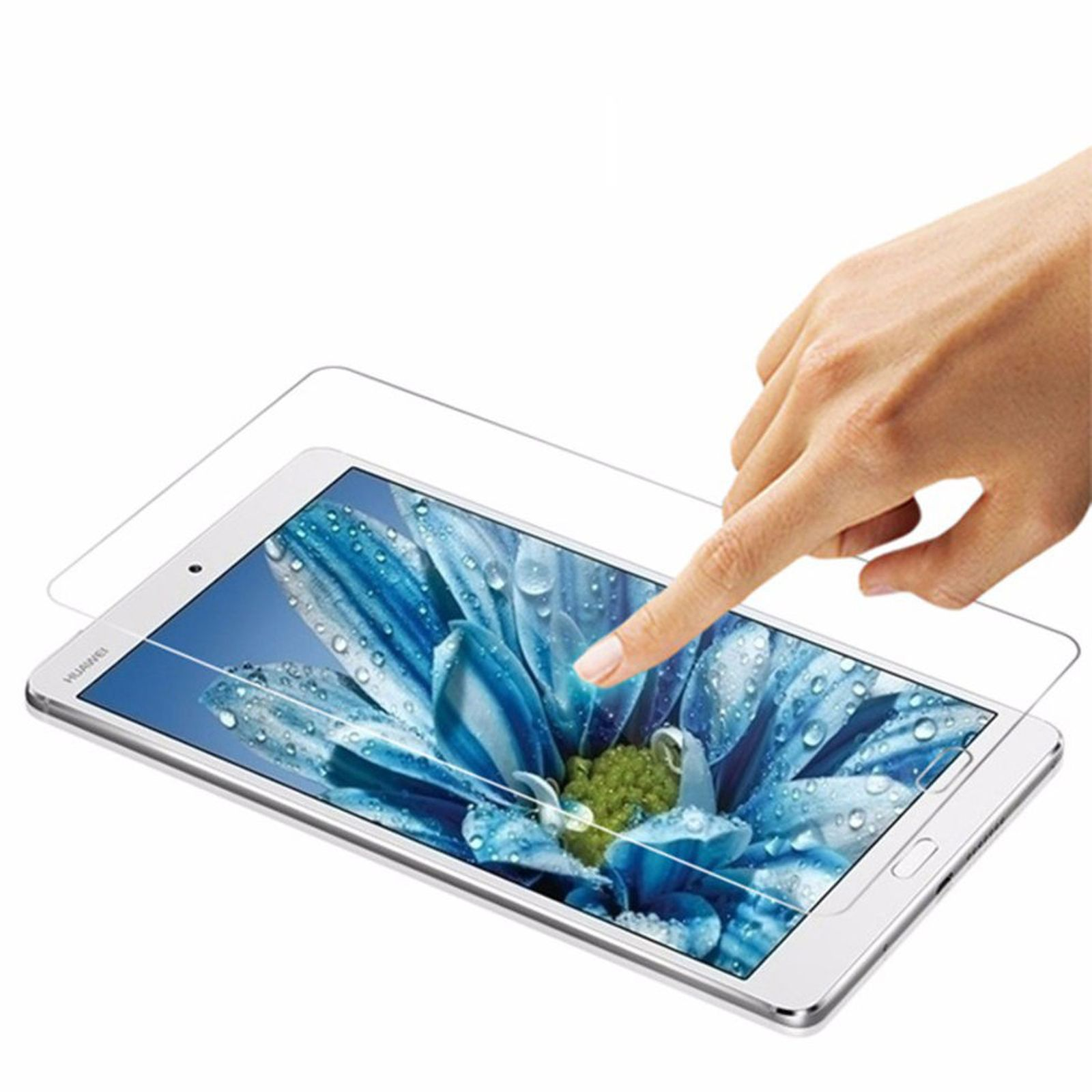 Una mano che posiziona una protezione per lo schermo su un tablet, mostrando uno sfondo floreale.