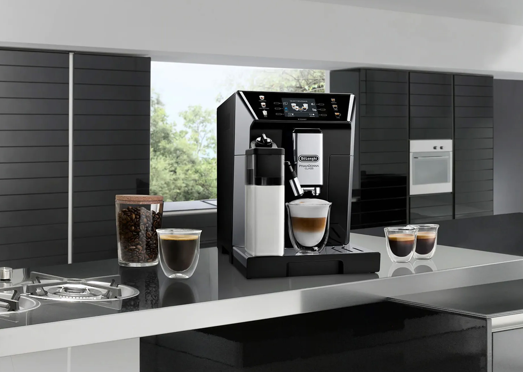 Cafetera con tazas de café, tarro de granos de café, fondo de cocina.