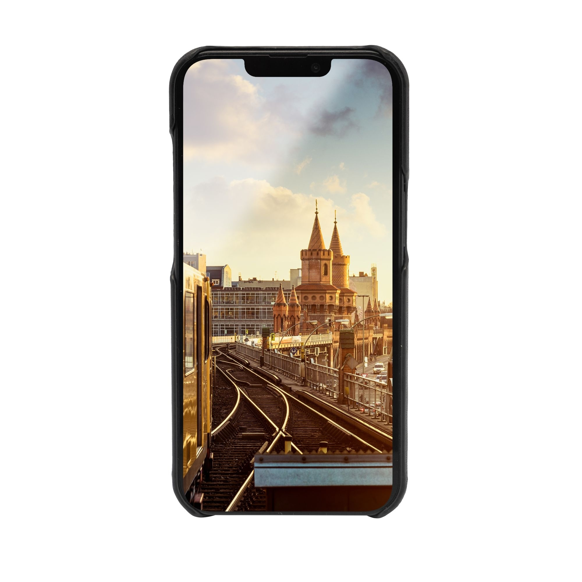 Ein Telefon mit Stadtansicht auf dem Bildschirm und einer Schutzhülle. Bahngleise im Vordergrund.