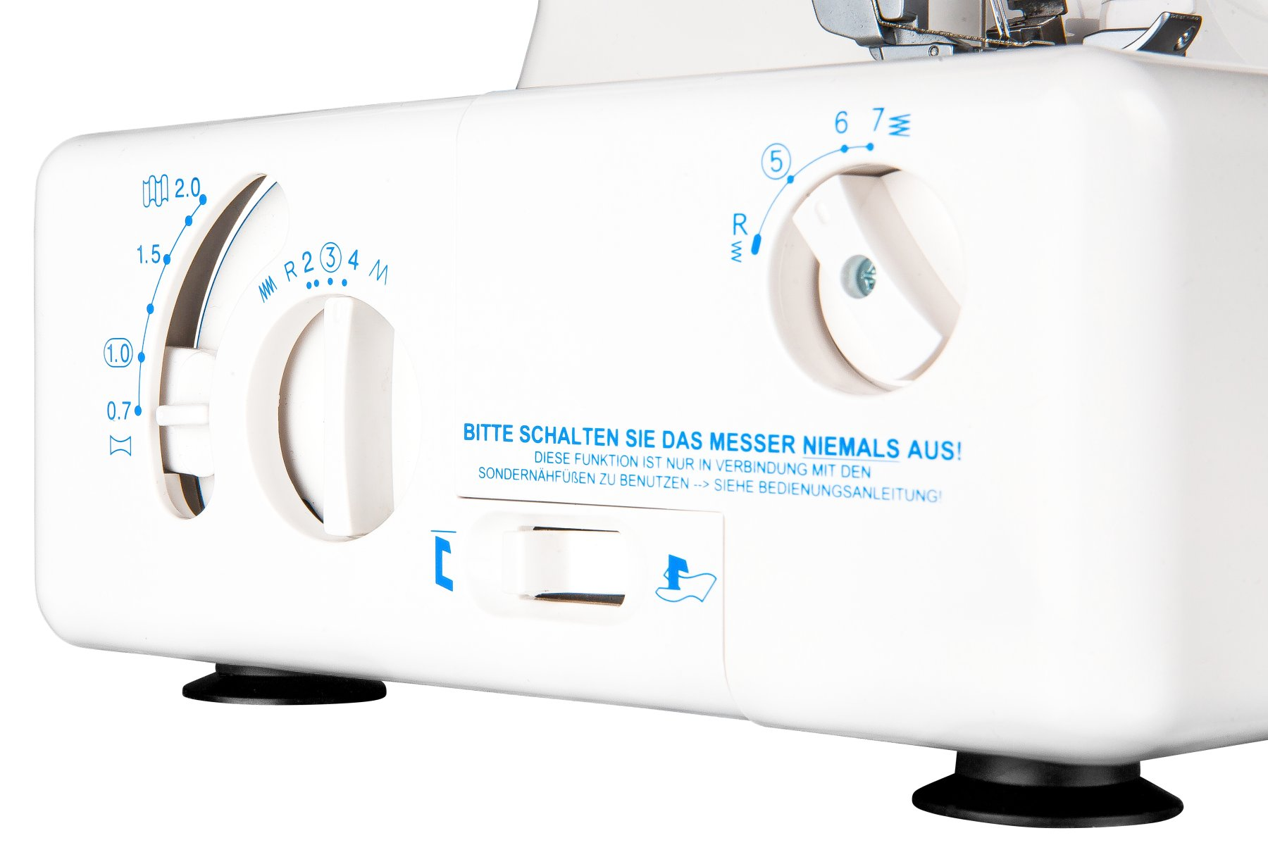 Zbliżenie na biały panel sterowania maszyny do szycia z ustawieniami i tekstem w języku niemieckim.
