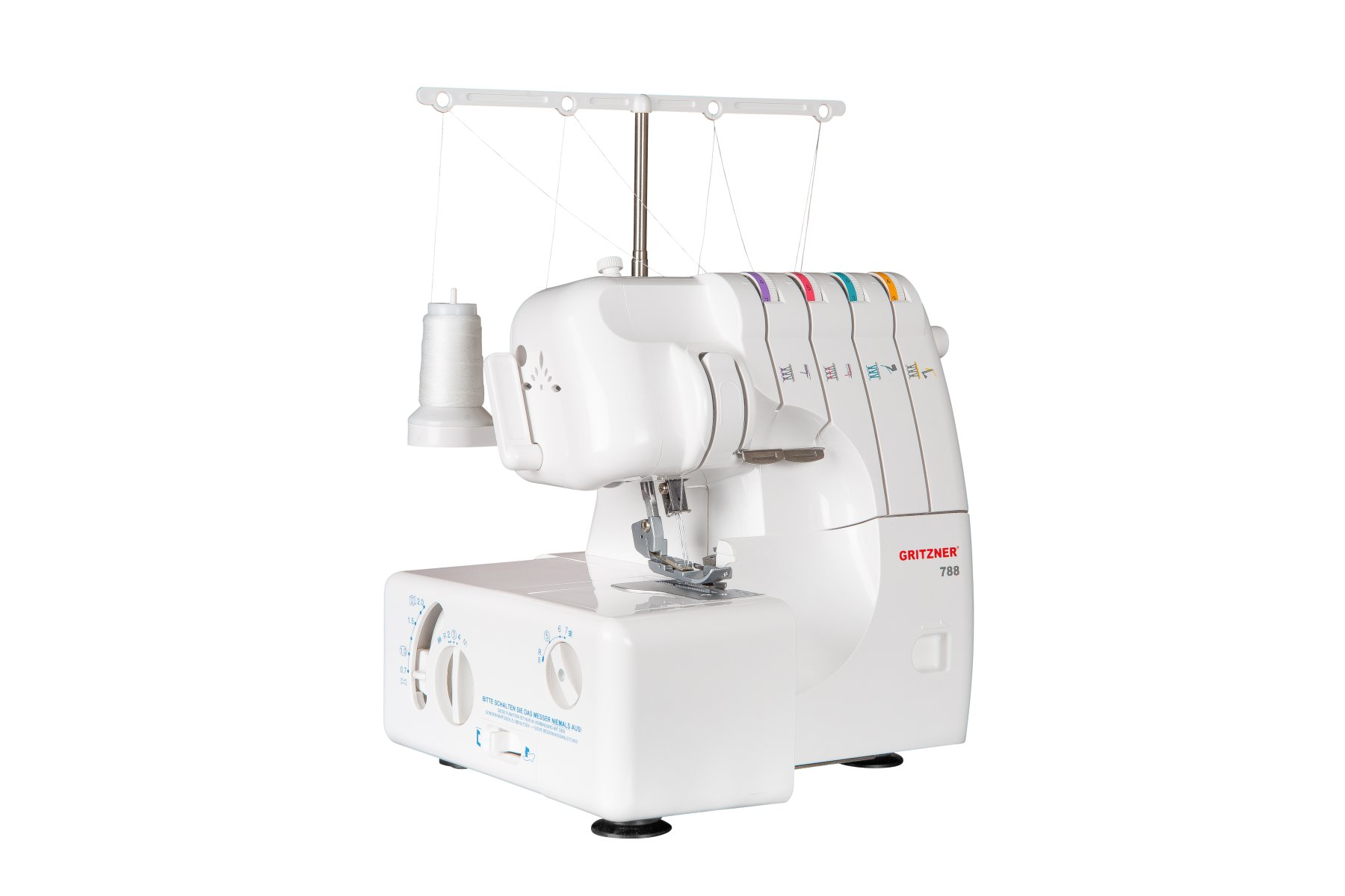 Biała owerlok z wieloma szpulkami nici. Dobrze widoczne etykiety i pokrętła.