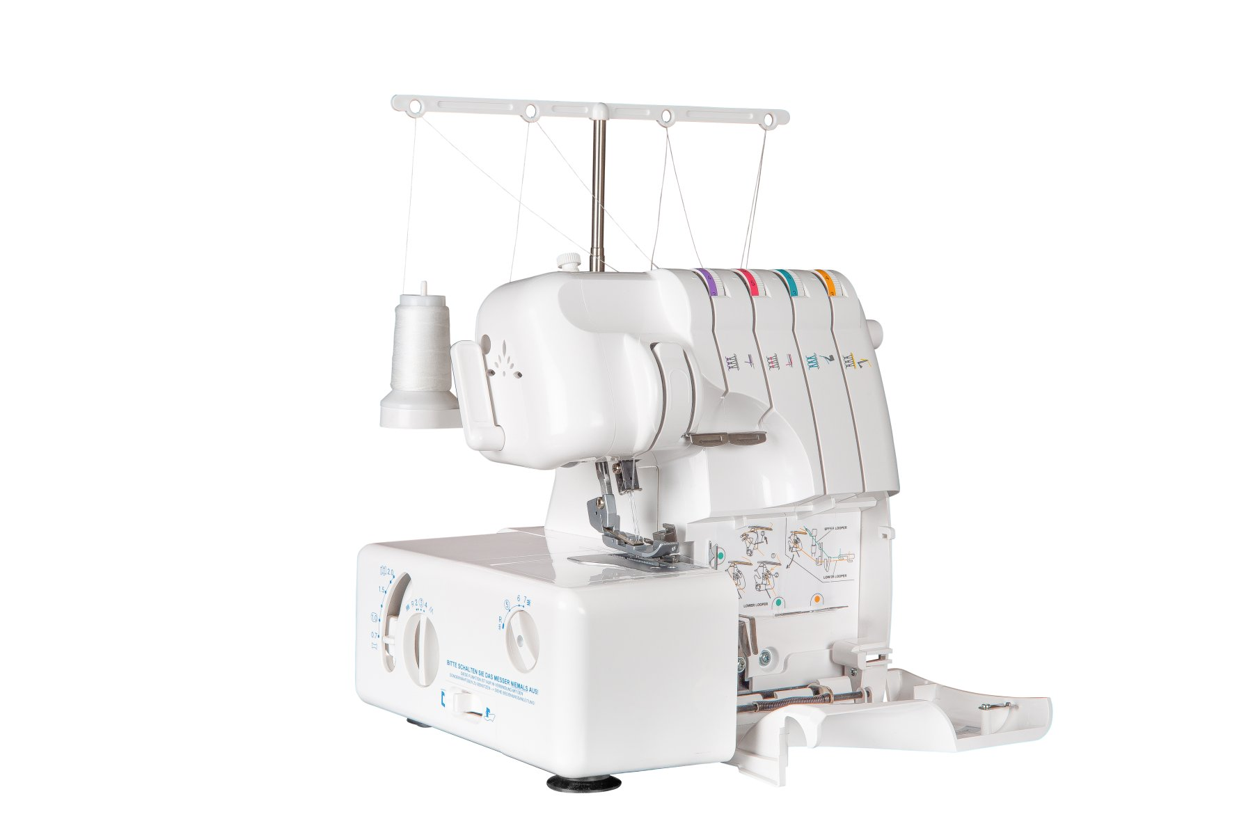 Biała maszyna do szycia z różnymi kolorowymi nićmi i otwartym panelem bocznym.