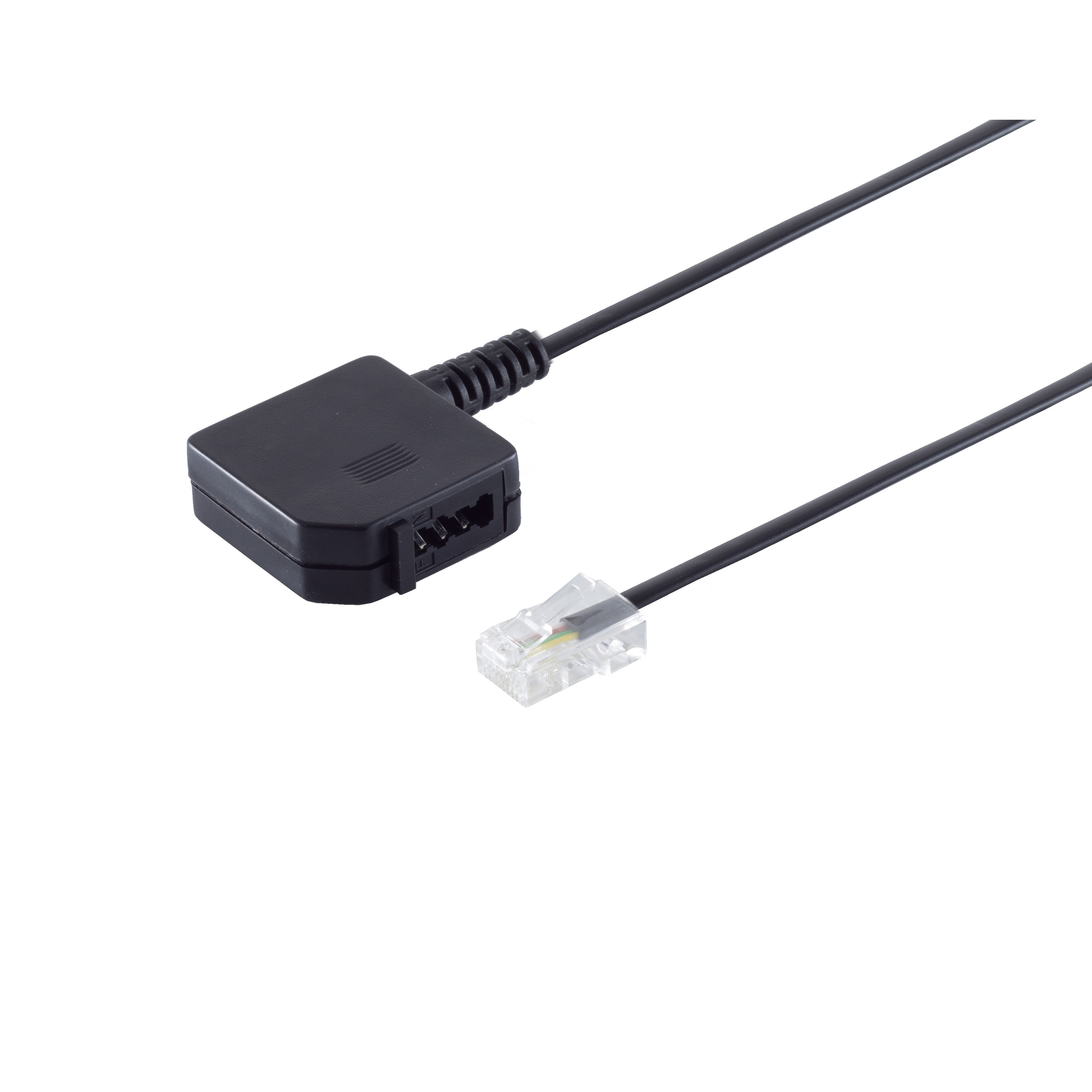 Schwarzer Stecker mit schwarzem Kabel und transparentem RJ45-Stecker. Weißer Hintergrund.