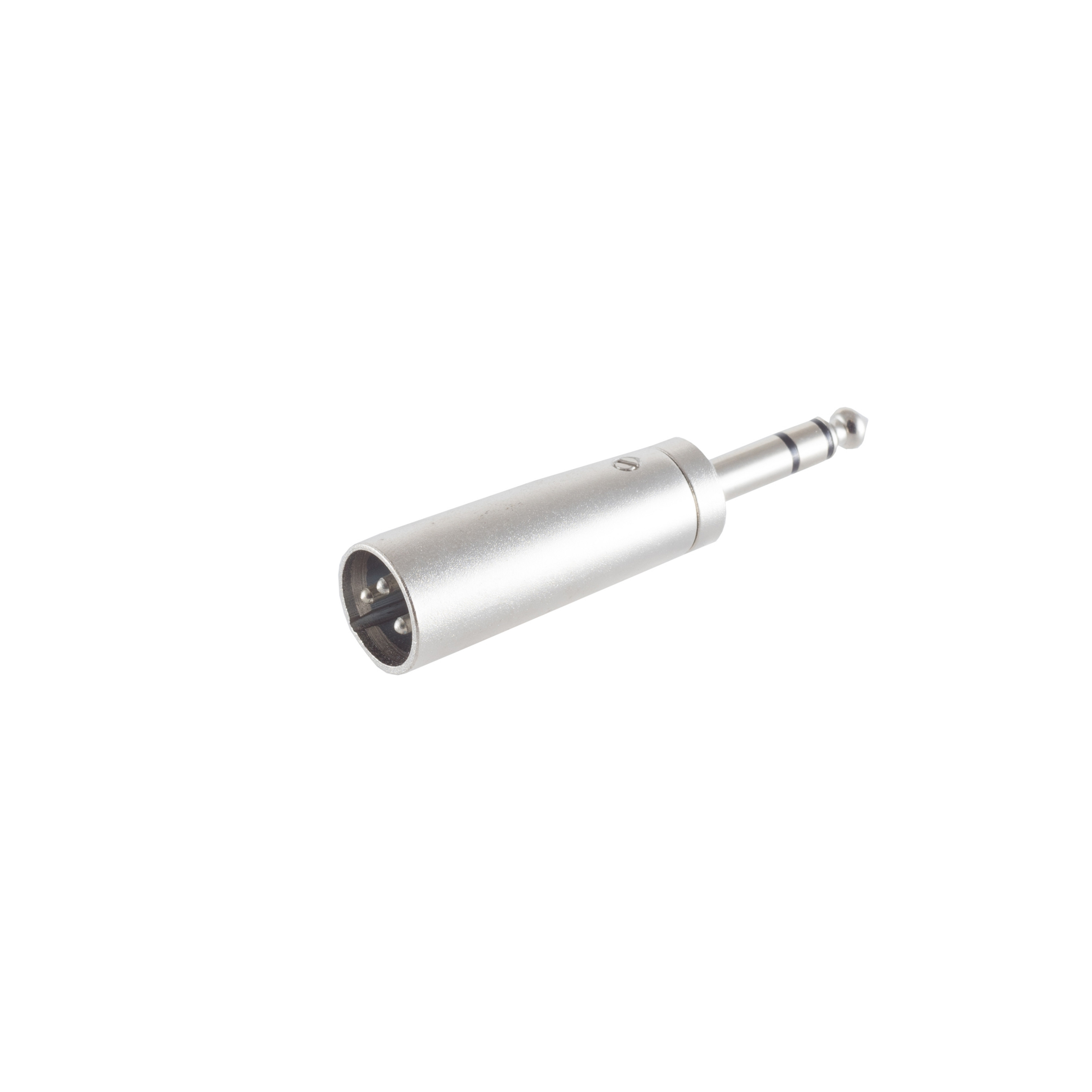Silberner 3,5-mm-auf-XLR-Adapter, isoliert auf weißem Hintergrund.