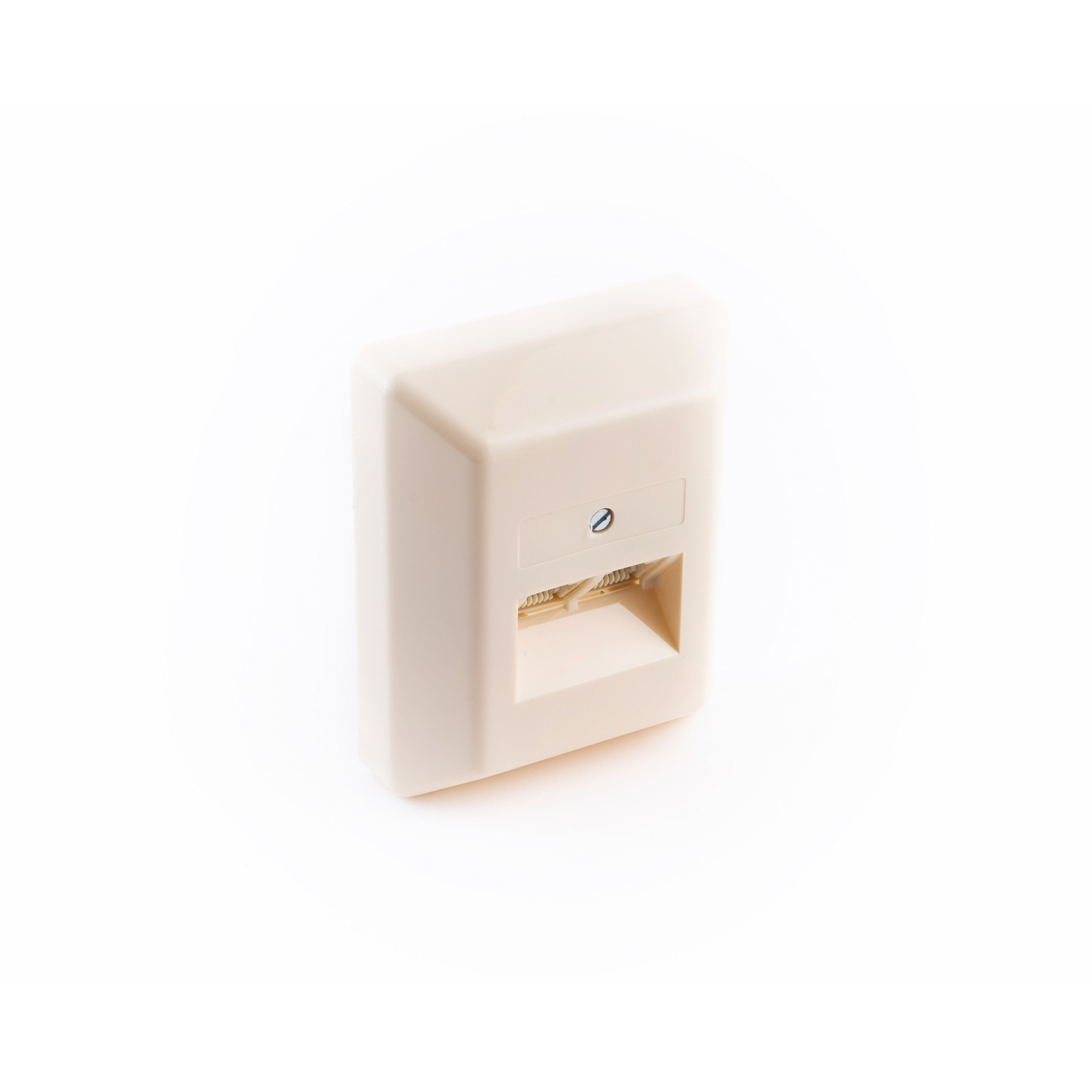 Beige Steckdose, weißer Hintergrund.
