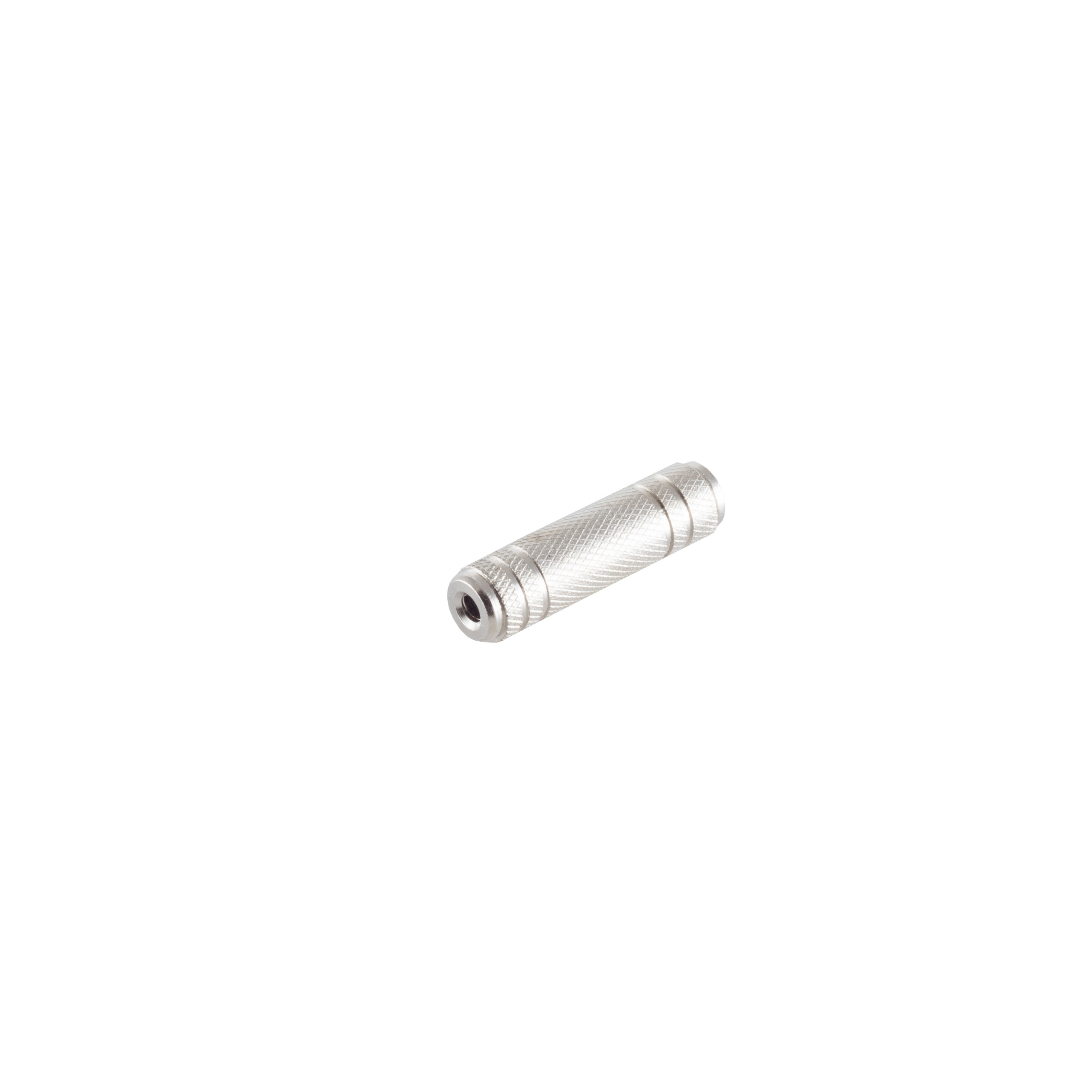 Silberner Adapter. Silberner Stecker ist vorne. Weißer Hintergrund.