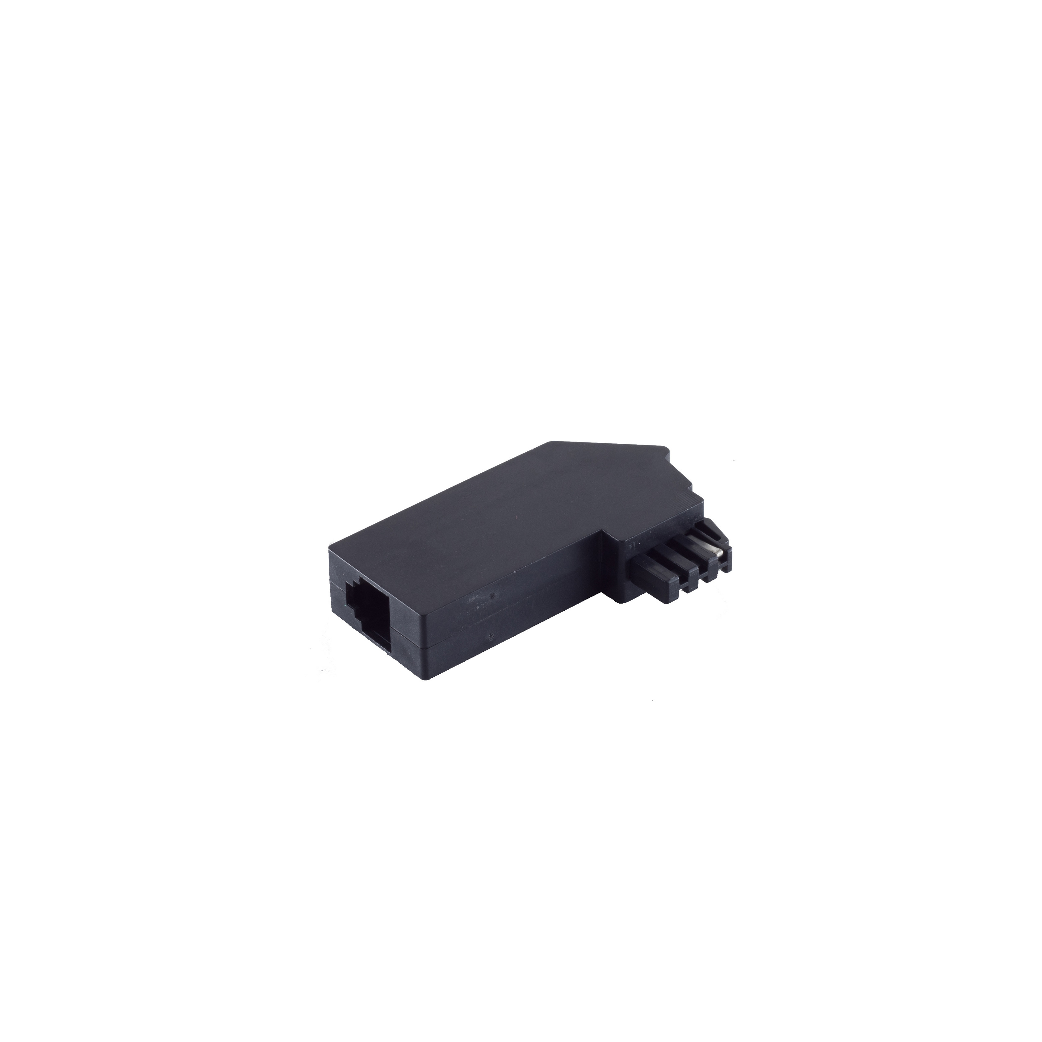Schwarzer rechteckiger Stecker auf weißem Hintergrund.