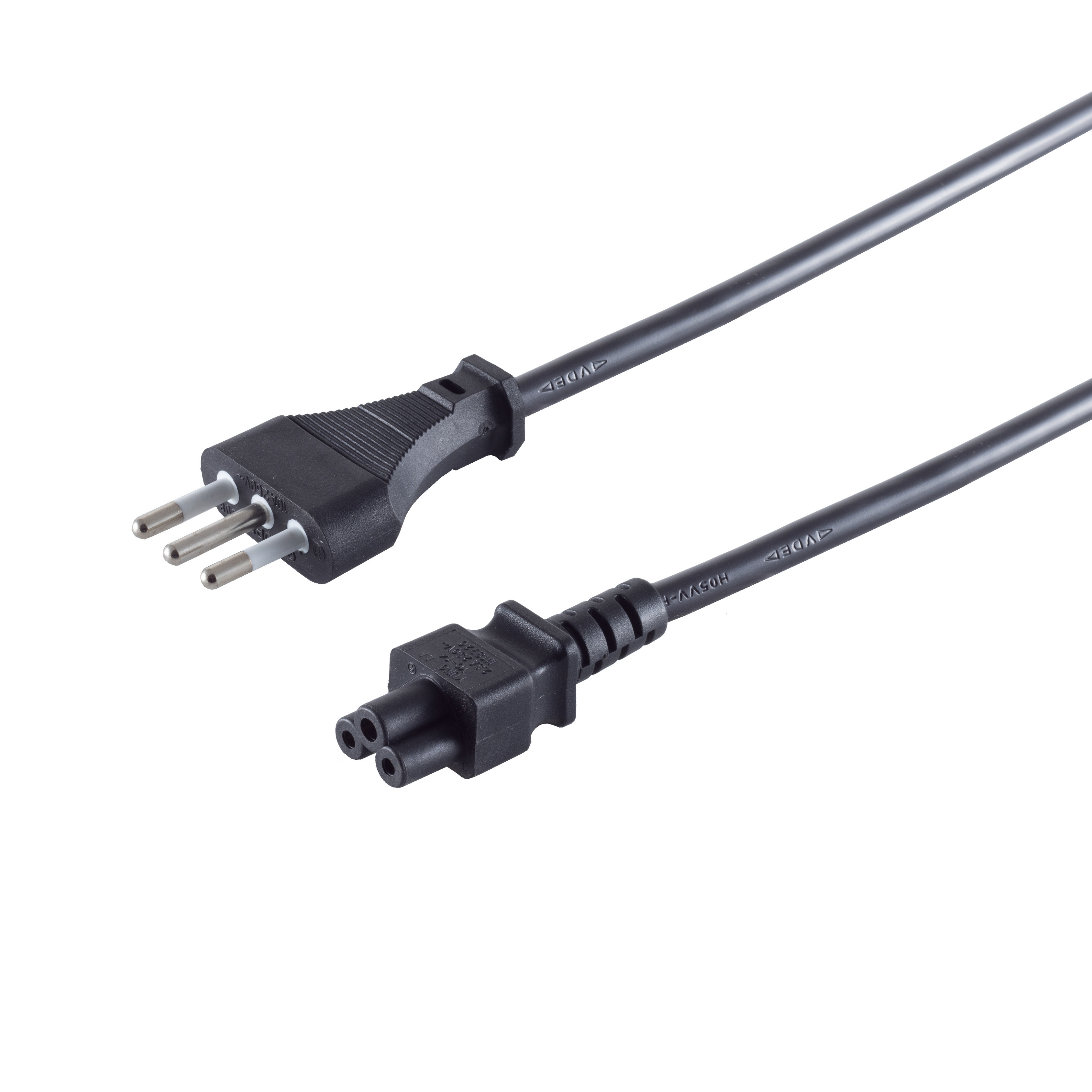 Schwarzes Stromkabel mit Stecker und 3-poligem Stecker auf weißem Hintergrund.