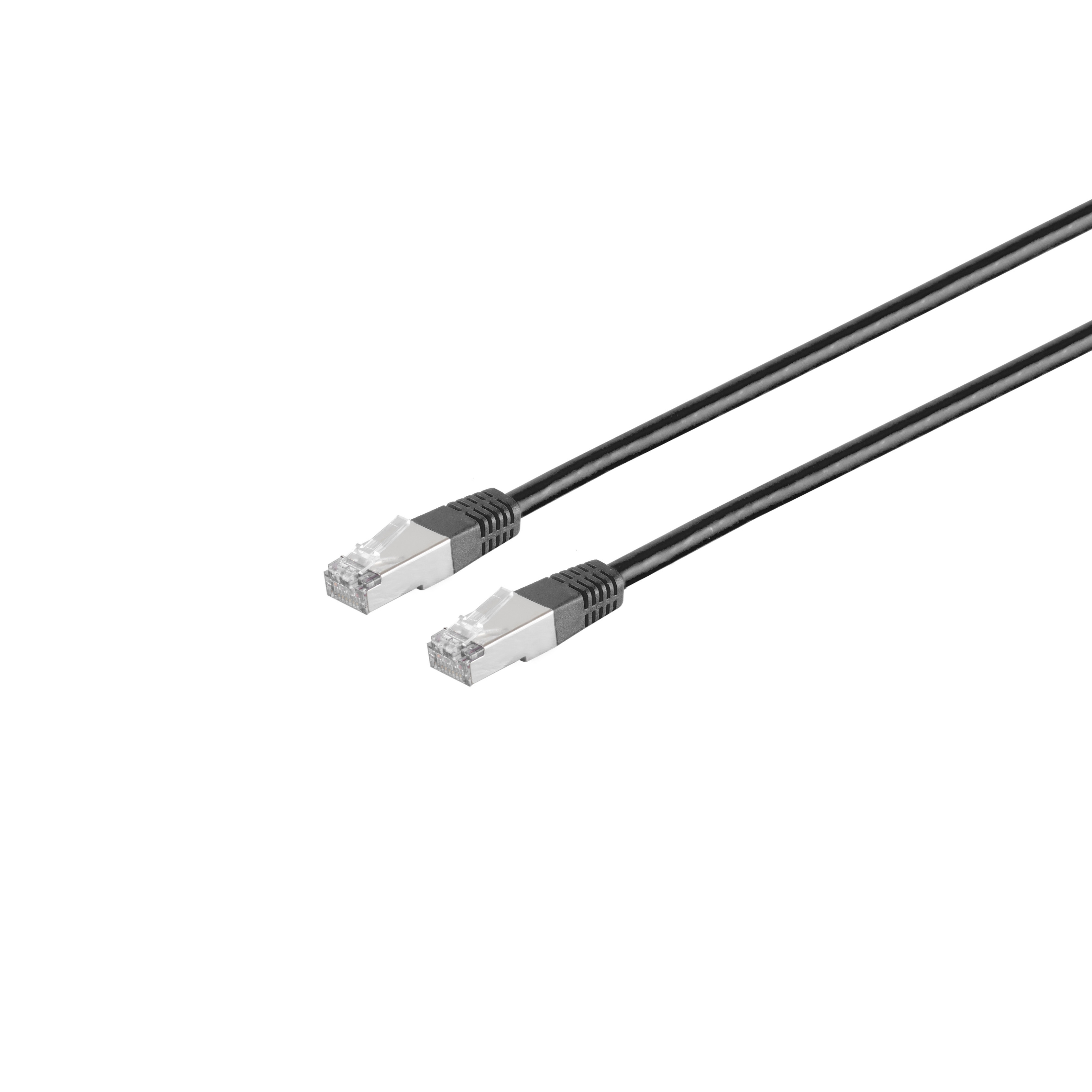 Dos cables ethernet negros con conectores plateados. Cables sobre un fondo blanco.
