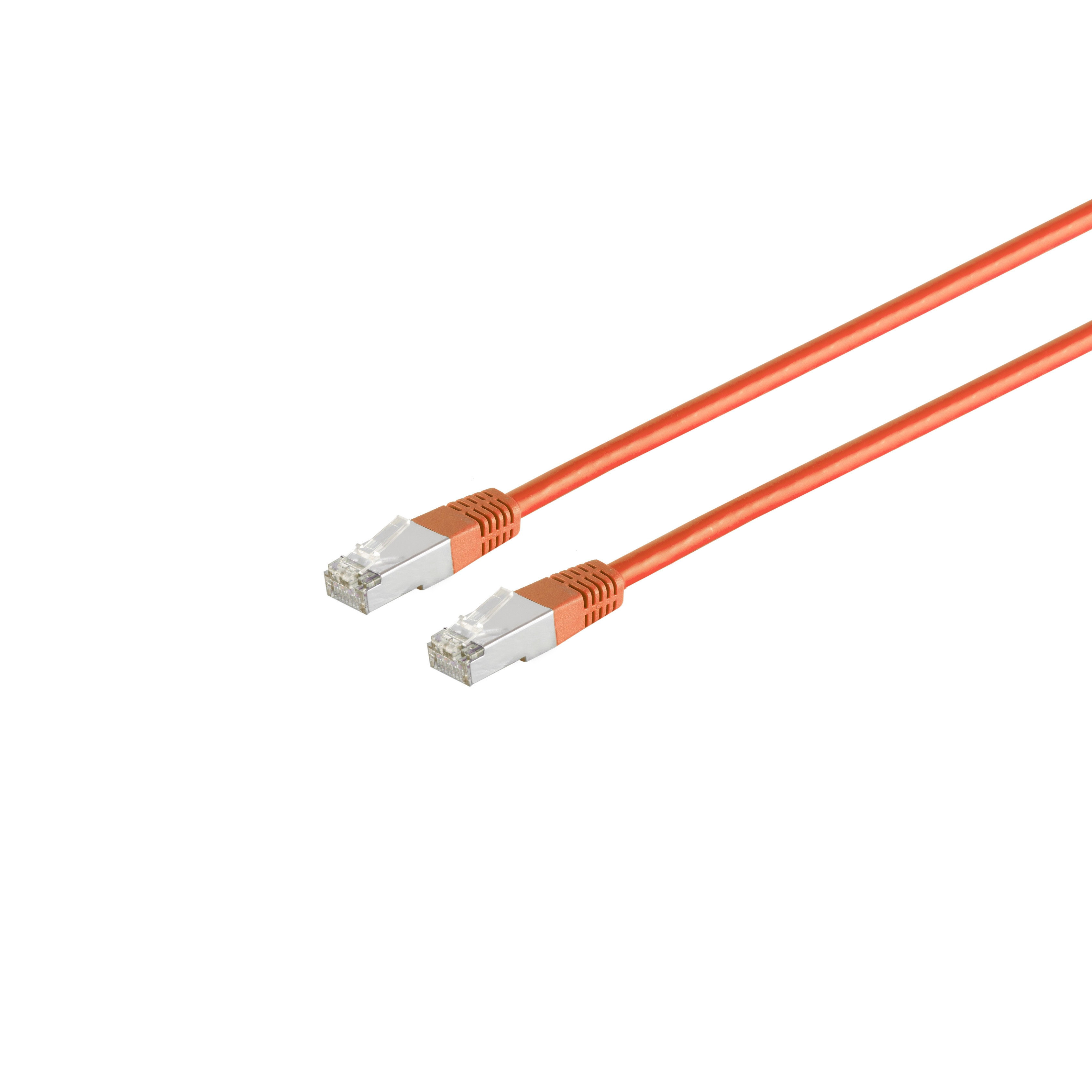 Zwei orangefarbene Ethernet-Kabel mit Metallsteckern liegen auf weißem Untergrund.