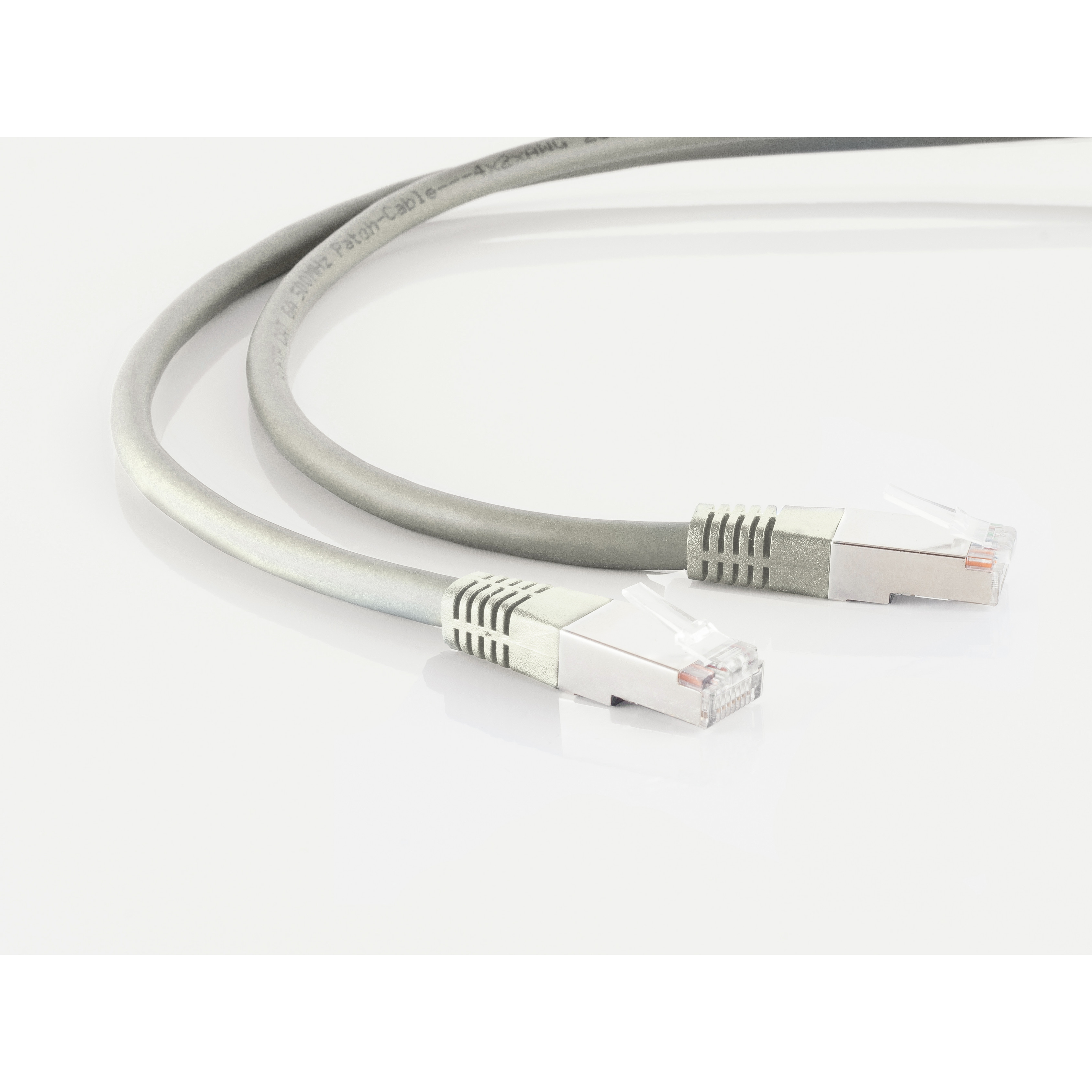 Zwei graue Ethernet-Kabel mit Steckern, auf weißem Hintergrund.