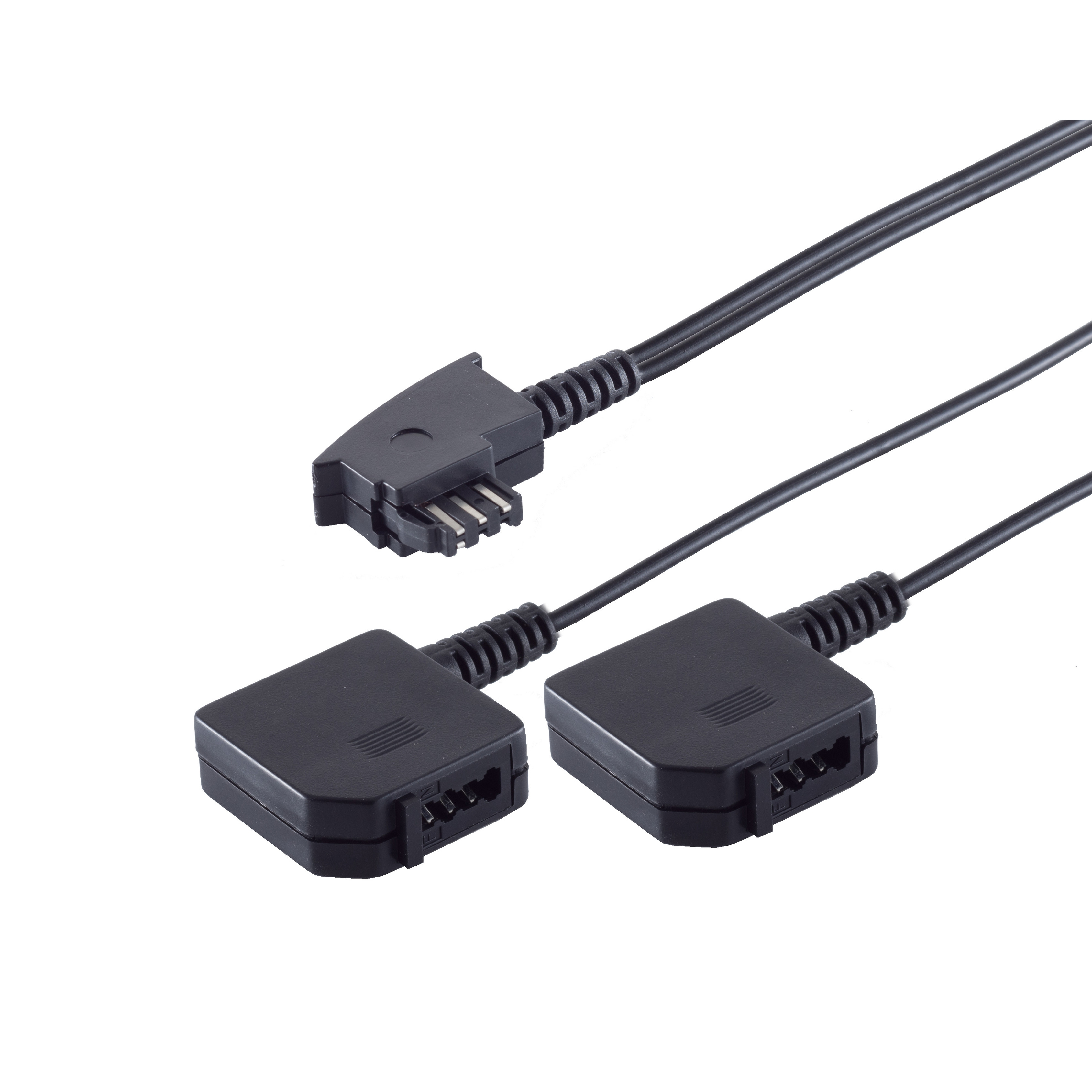 Schwarze Stecker mit Drähten, isoliert auf weißem Hintergrund.
