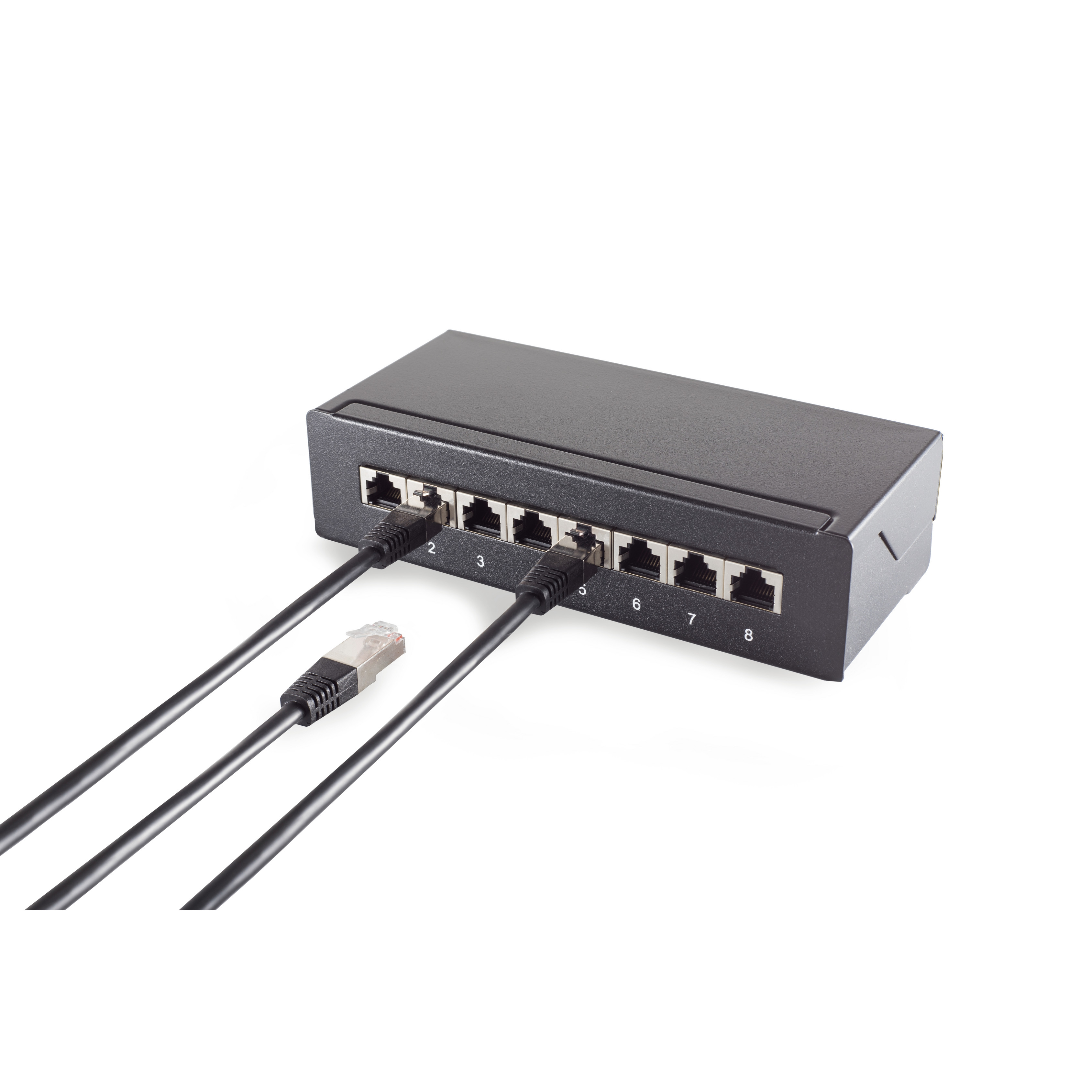 Ein schwarzer Netzwerk-Switch mit angeschlossenen Ethernet-Kabeln. Kabel mit beschrifteten Anschlüssen sind im Vordergrund.