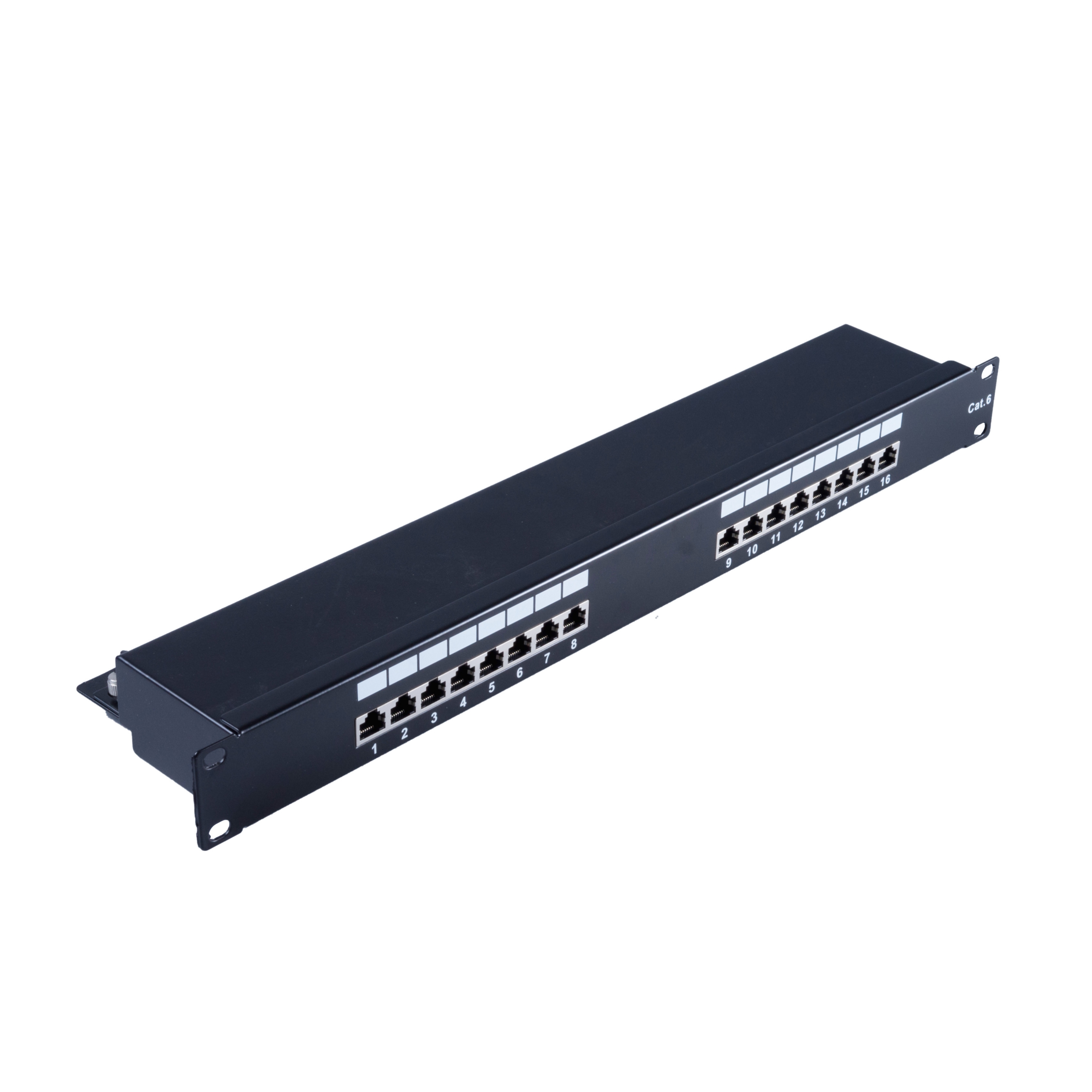 Schwarzes Netzwerk-Patchpanel mit 16 Ports, beschriftet 1-16, isoliert auf weißem Hintergrund.