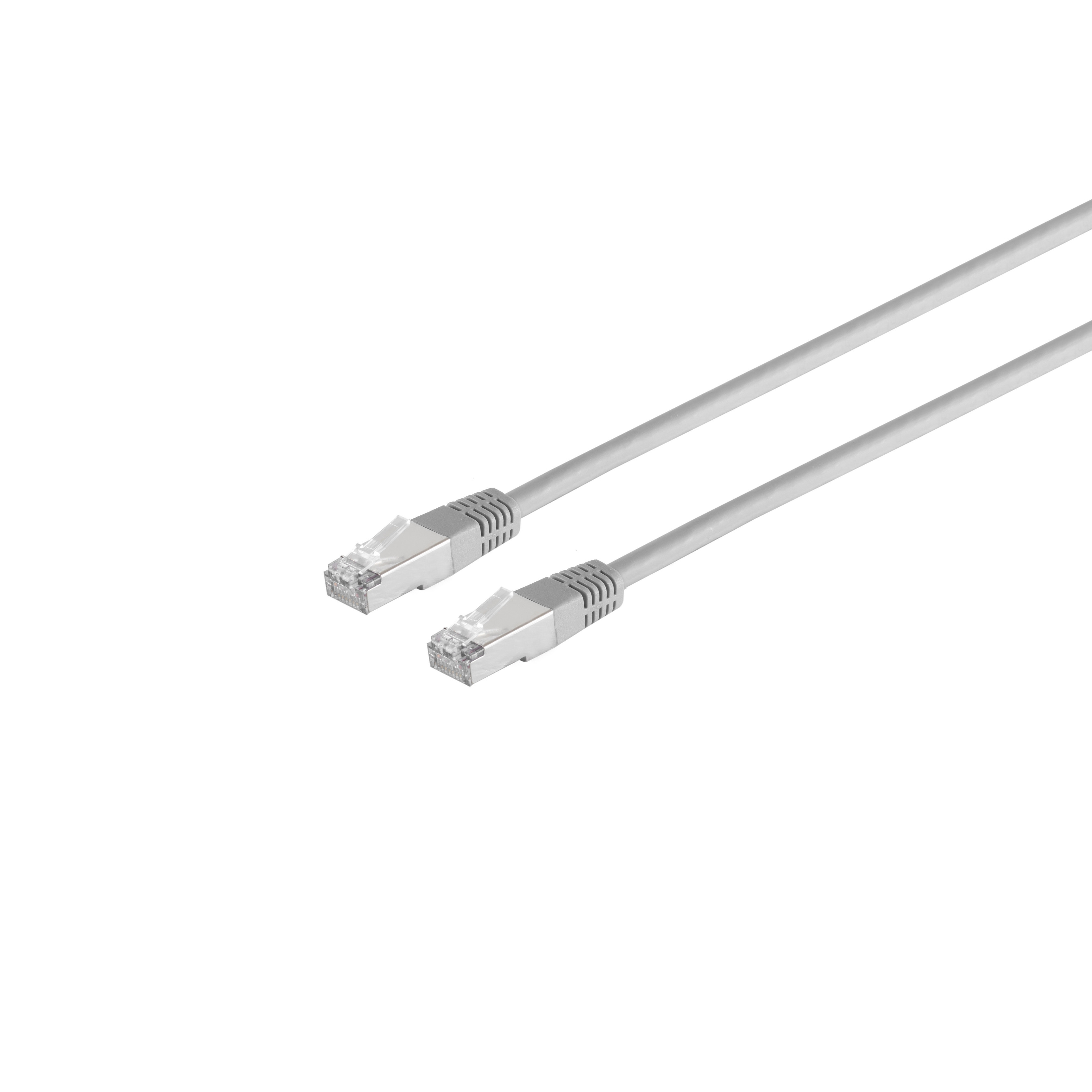 Due cavi di rete grigi con connettori grigi su sfondo bianco.