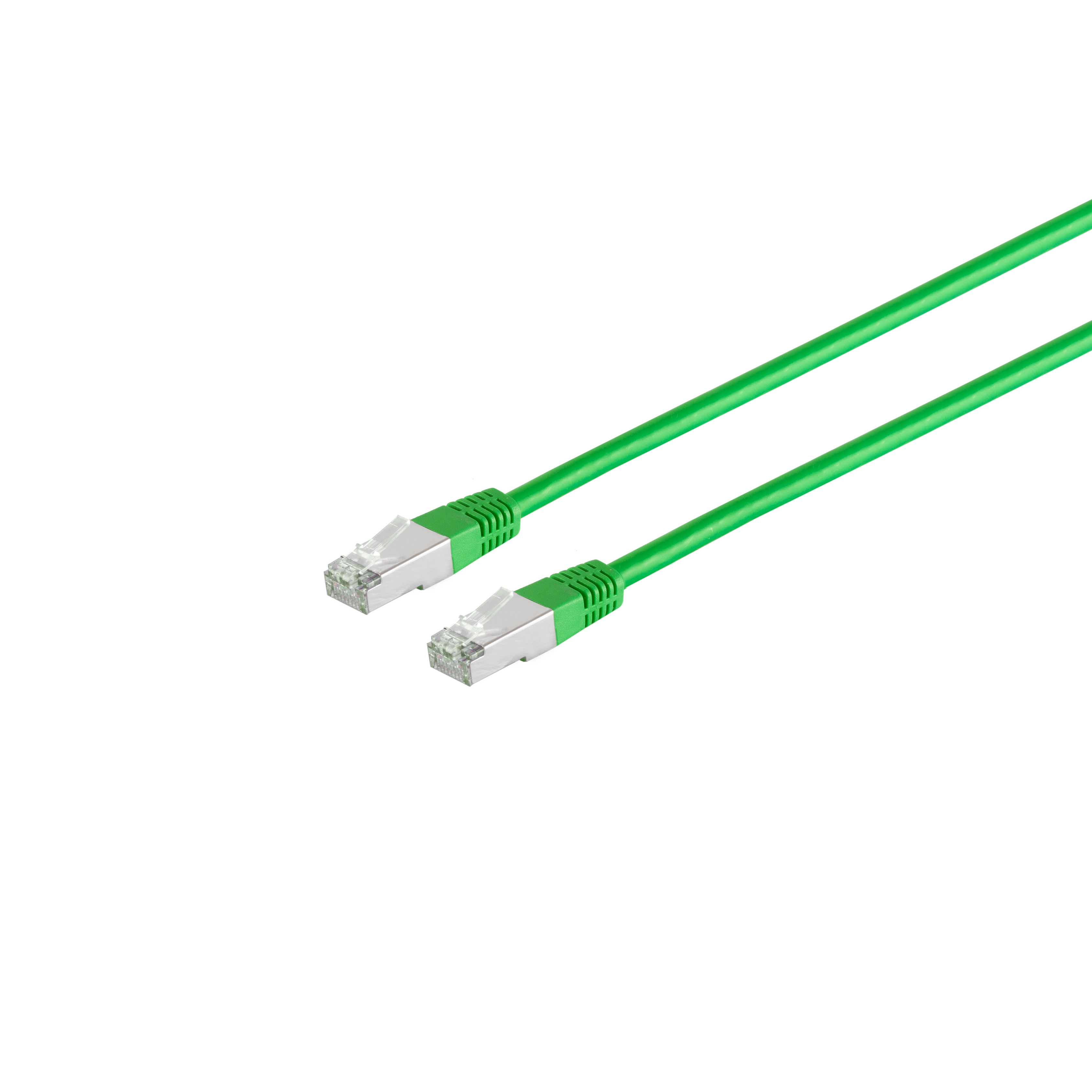 Zwei grüne Netzwerkkabel mit Steckern auf weißem Hintergrund.