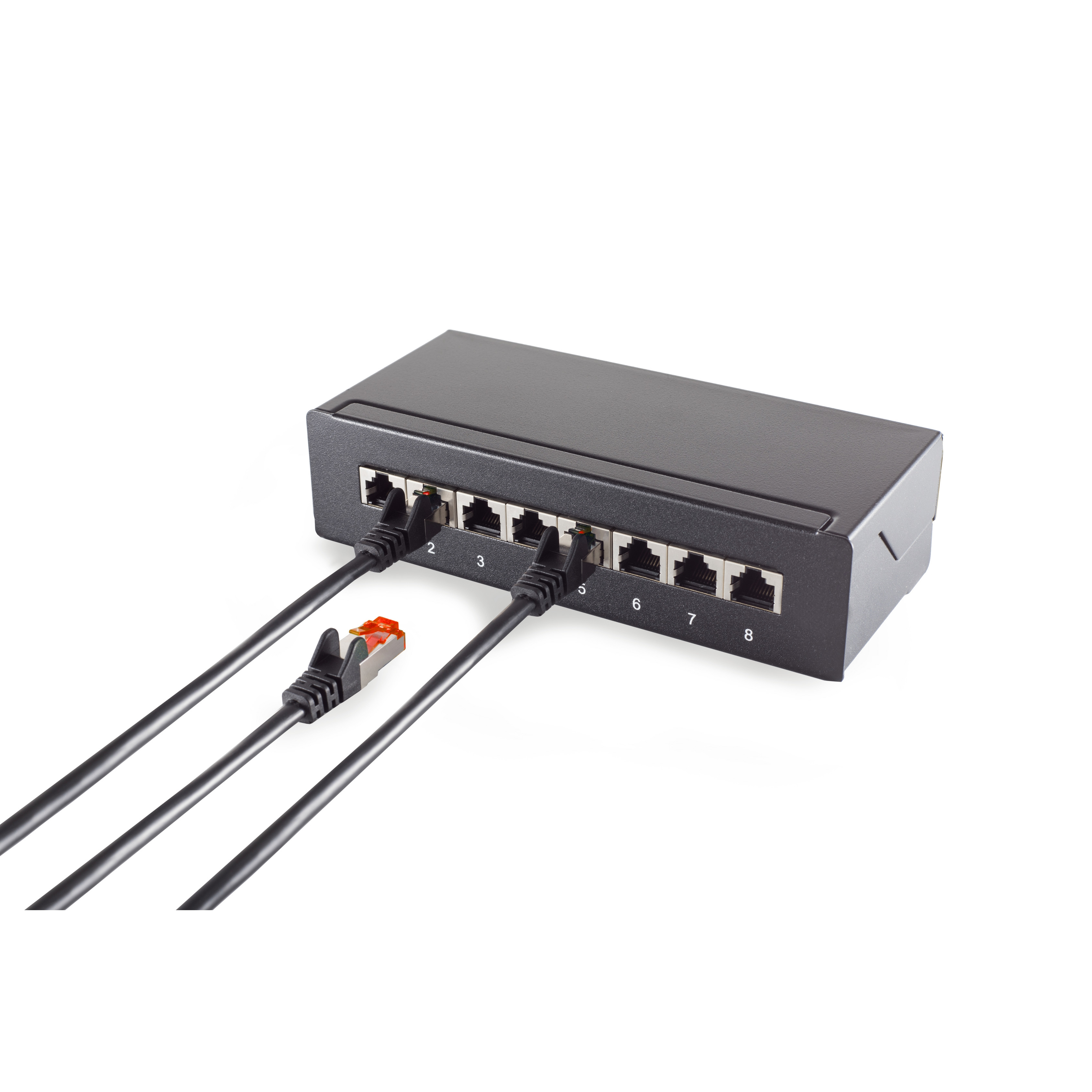 Schwarzer Netzwerk-Switch mit eingesteckten Ethernet-Kabeln. Ein Kabel hat roten Stecker.