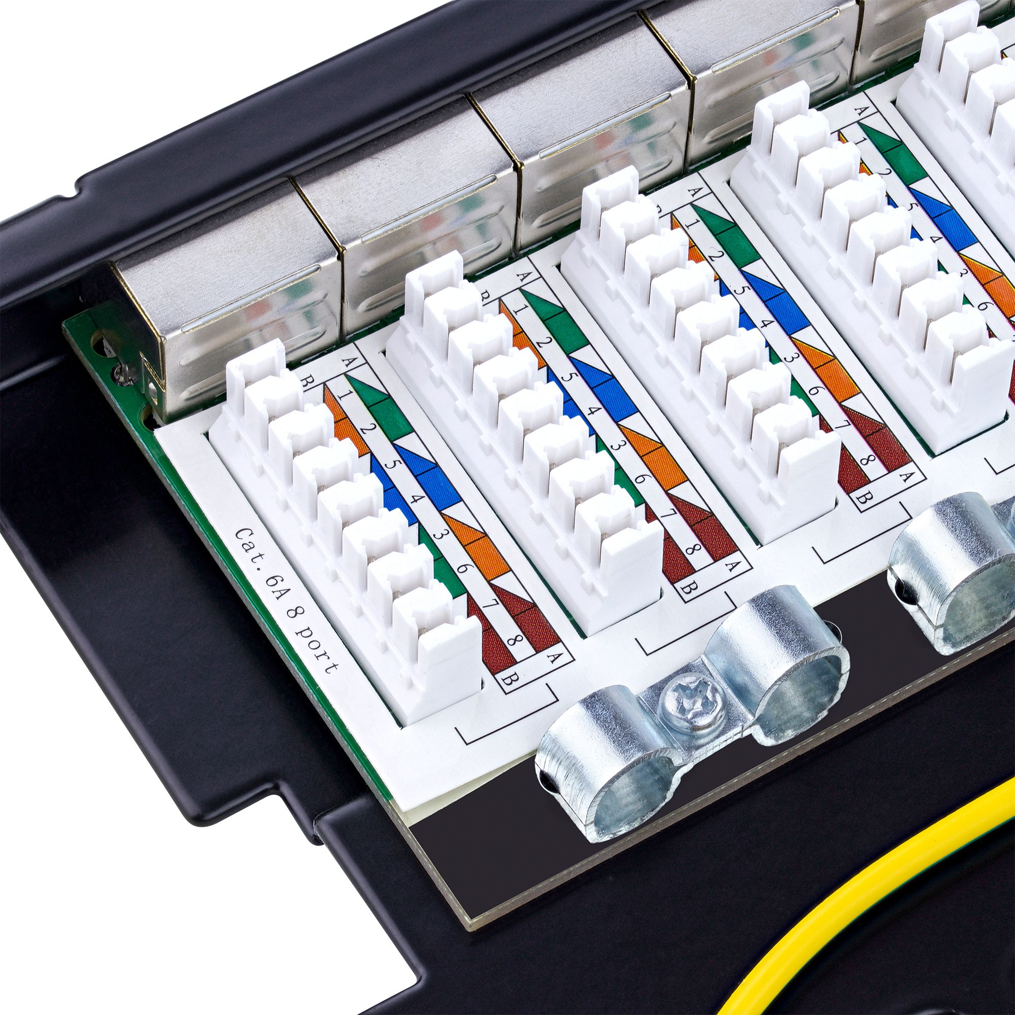 Nahaufnahme eines 8-Port-Cat 6A-Patchfelds mit nummerierten Ports, schwarzer Rahmen.