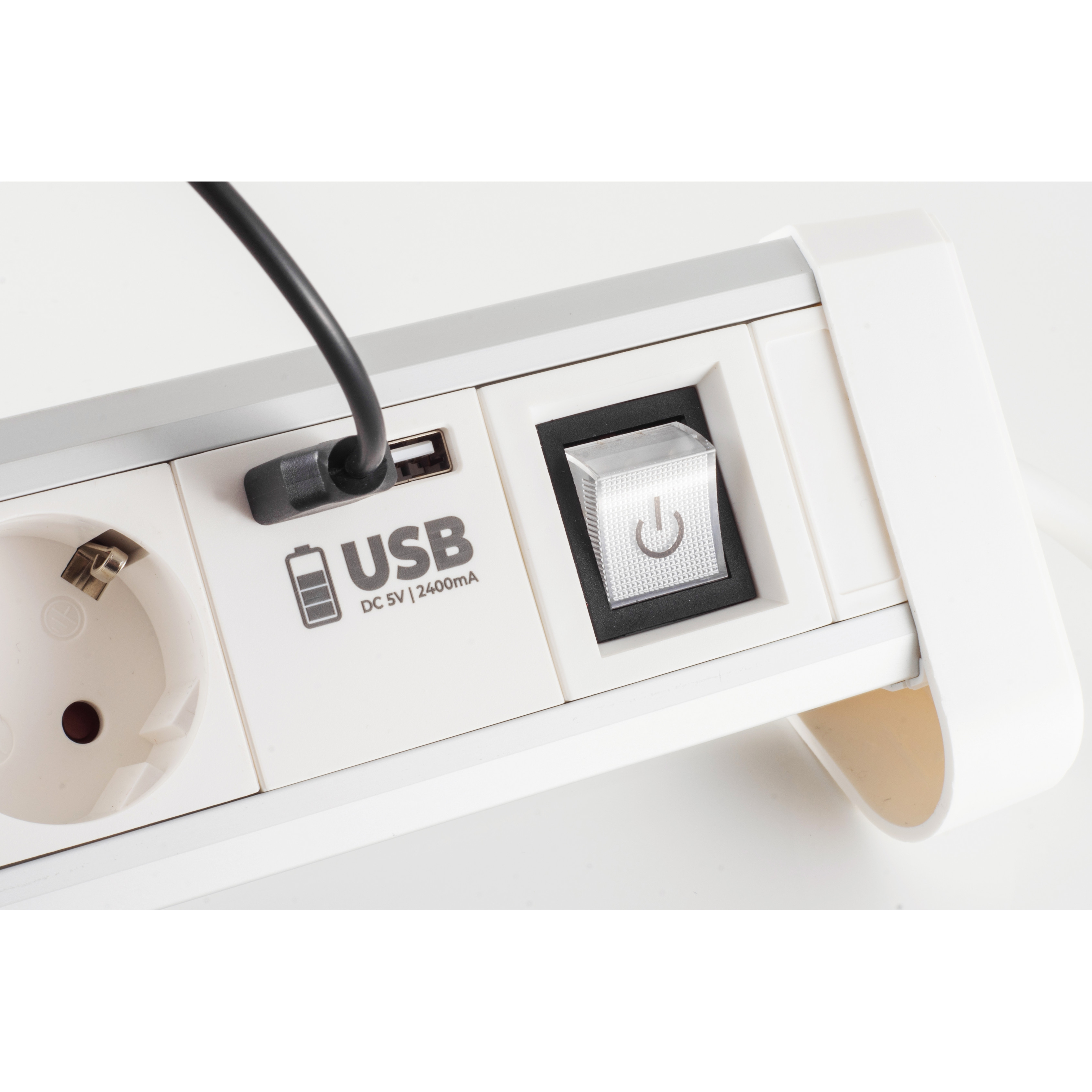 Nahaufnahme einer Steckdosenleiste mit USB-Anschluss, Netzschalter und Steckdose.