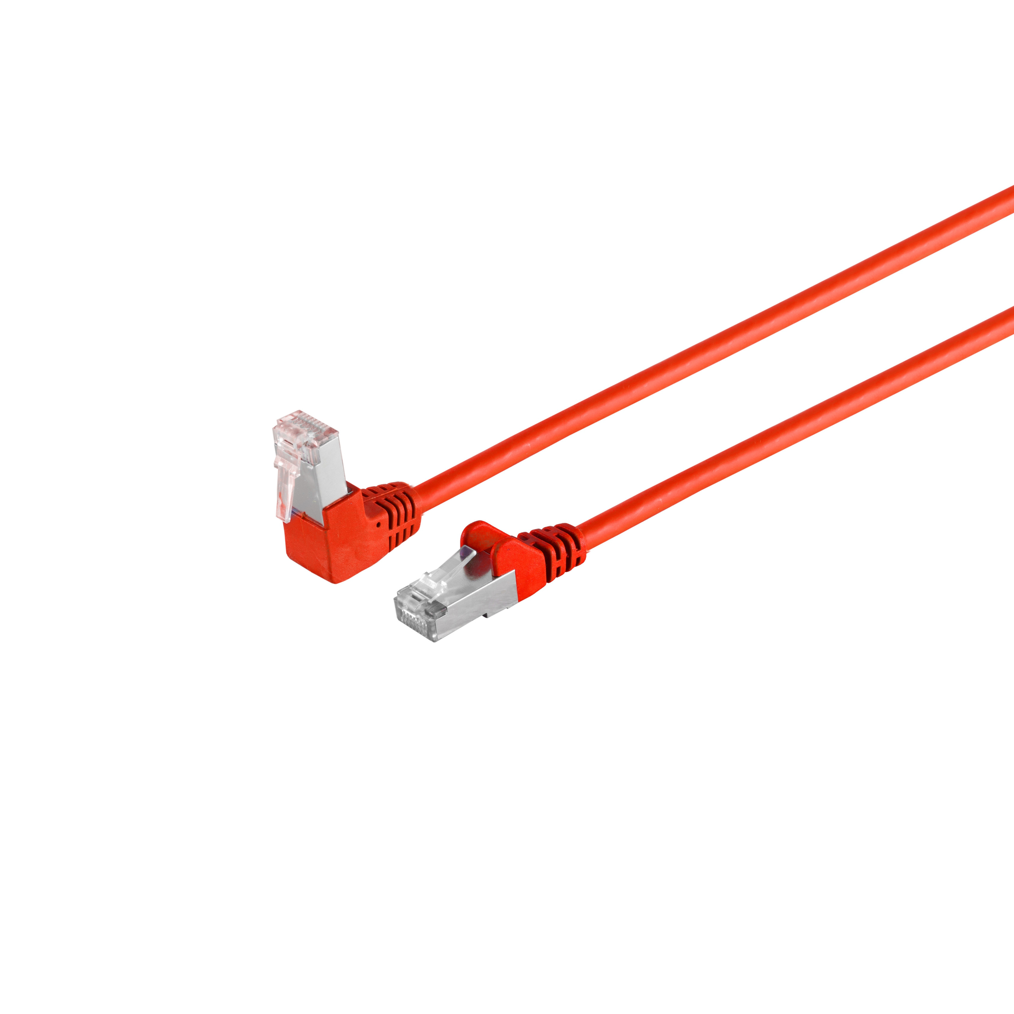 Un cavo Ethernet rosso con connettori su sfondo bianco.