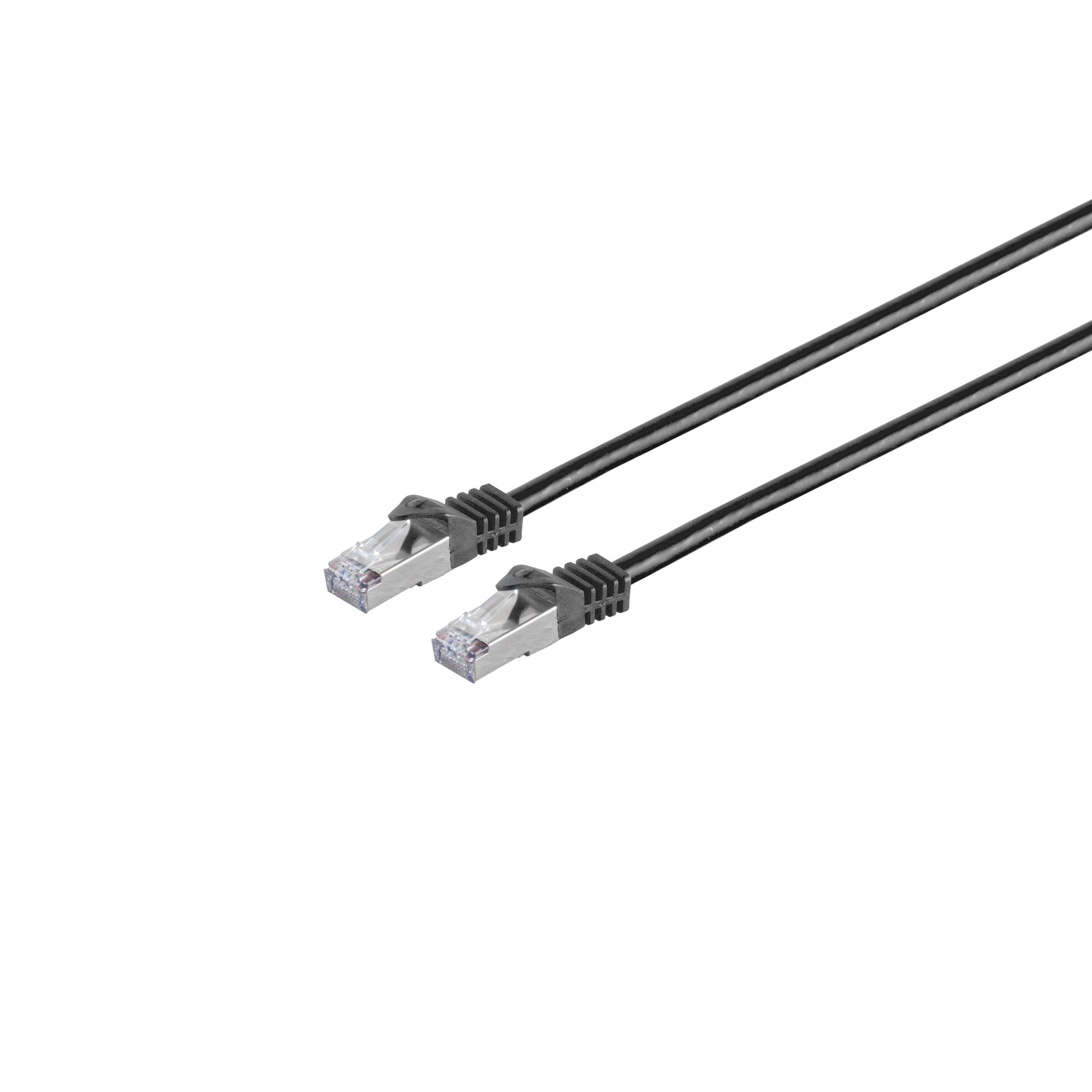 Schwarzes Ethernet-Kabel mit silbernen Steckern, weißer Hintergrund.