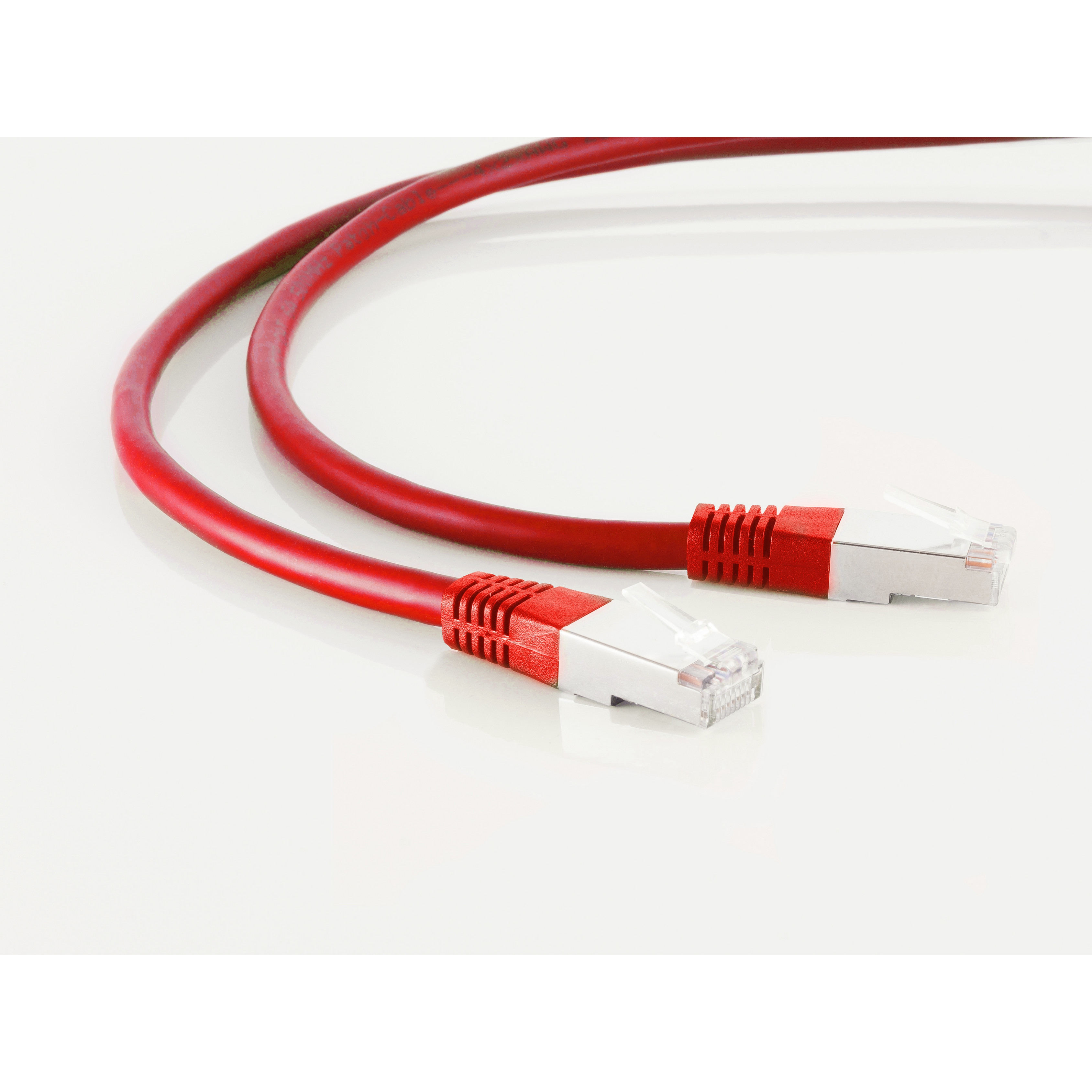 Rotes Netzwerkkabel mit Anschlüssen auf weißem Hintergrund.