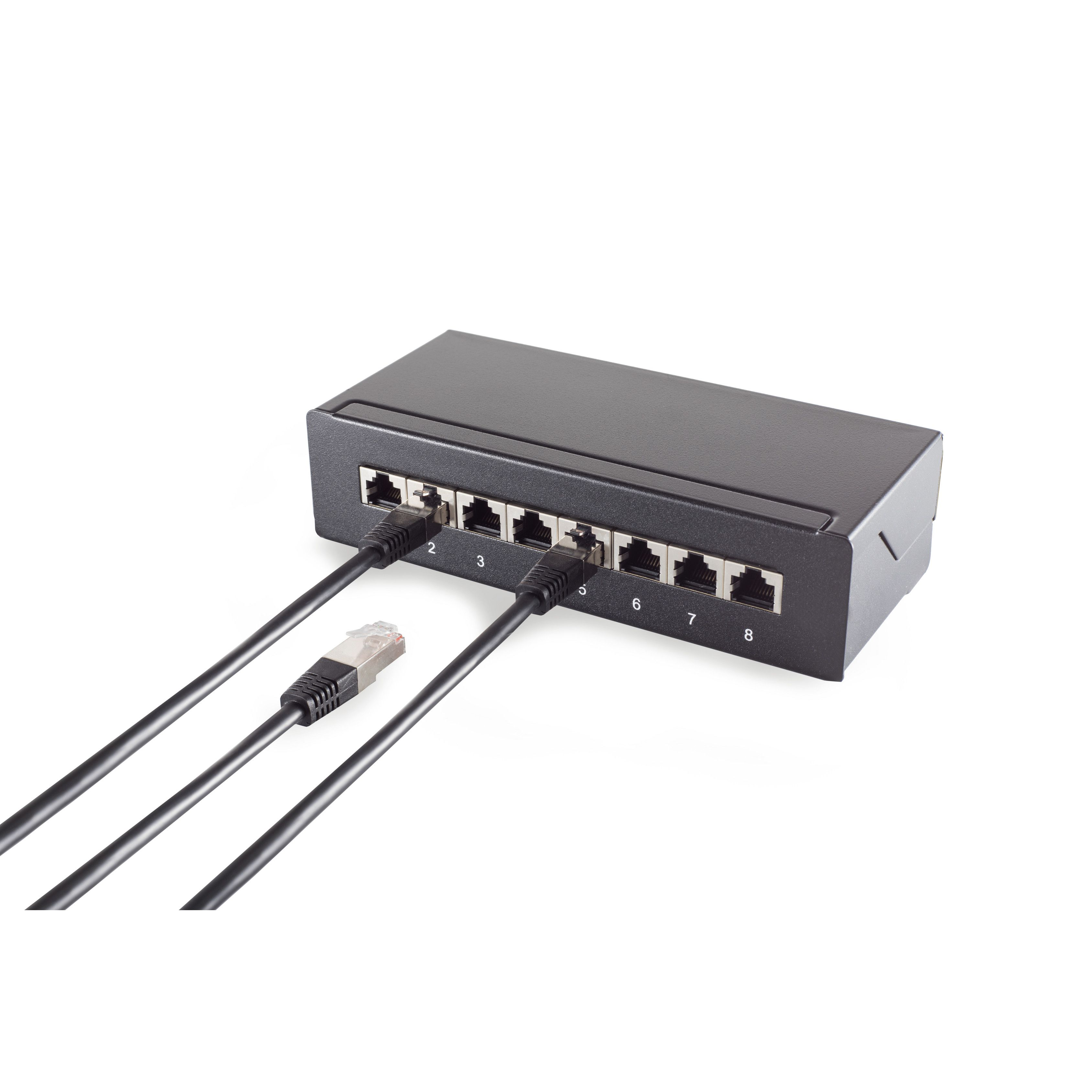 Ein schwarzer Netzwerk-Switch mit RJ45-Anschlüssen und angeschlossenen Kabeln.