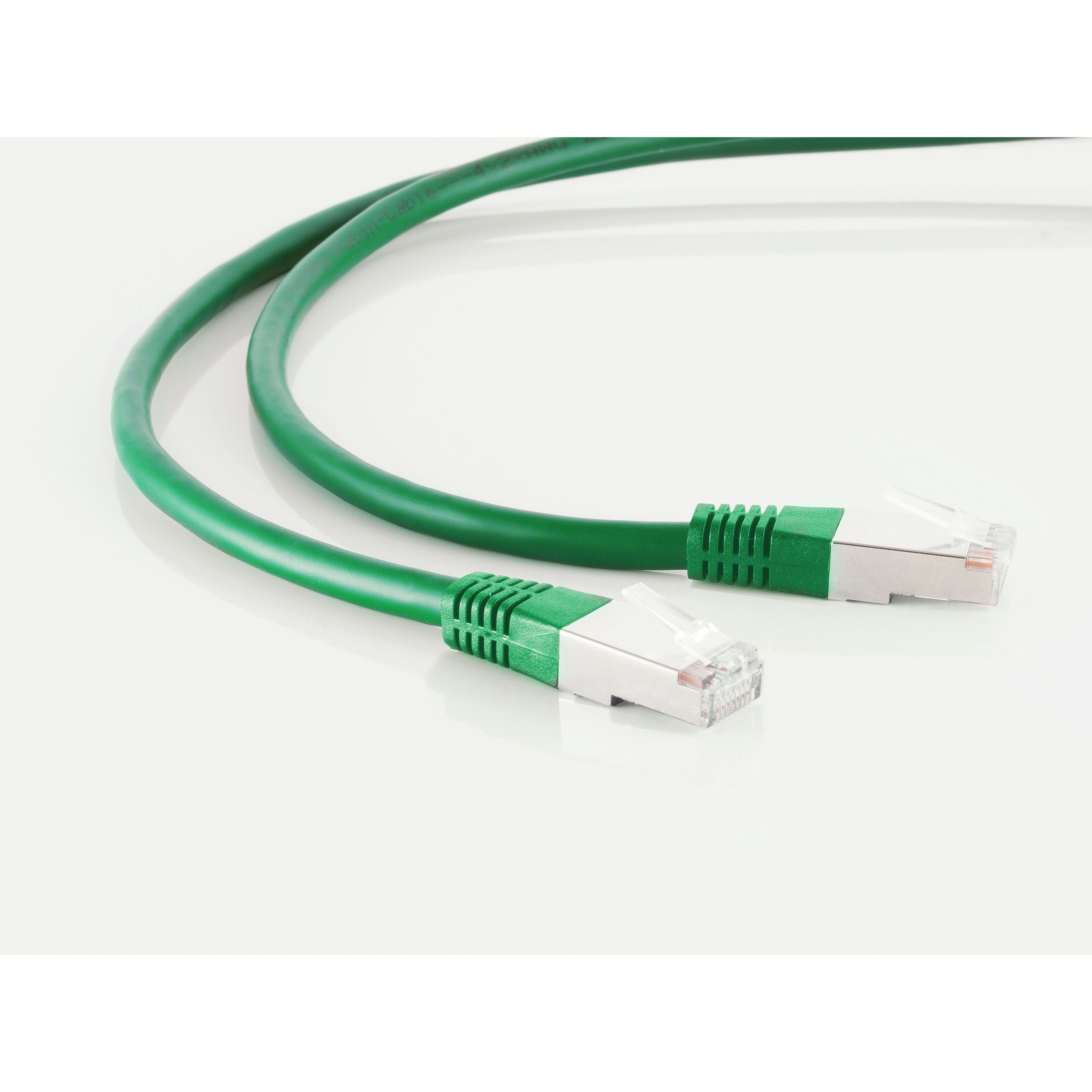 Zwei grüne Netzwerkkabel mit Steckern. Die Kabel befinden sich auf weißem Hintergrund.