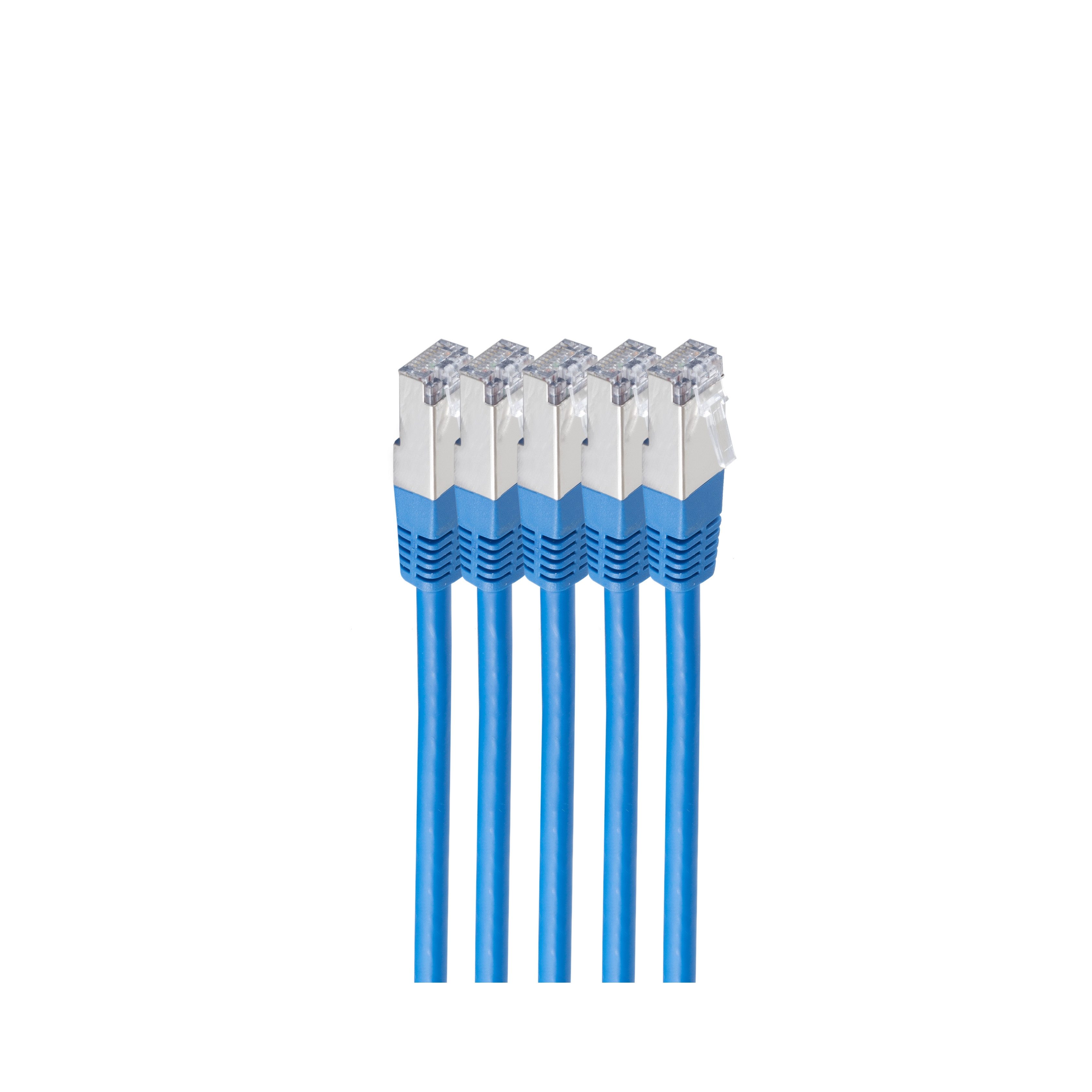 Cinque cavi di rete blu con connettori trasparenti, disposti verticalmente su sfondo bianco.