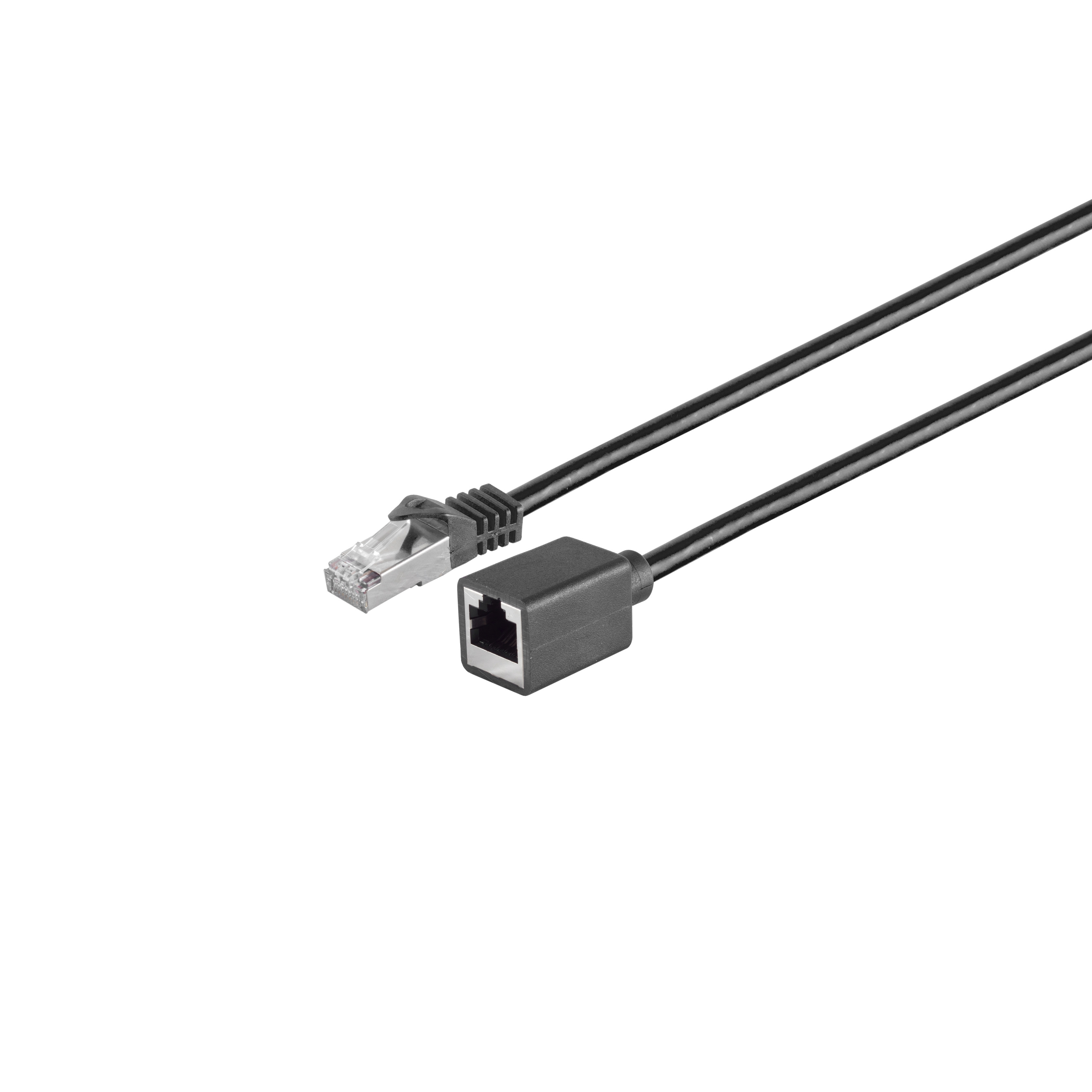 Schwarzes Netzwerkkabel mit Stecker und Buchse auf weißem Hintergrund.