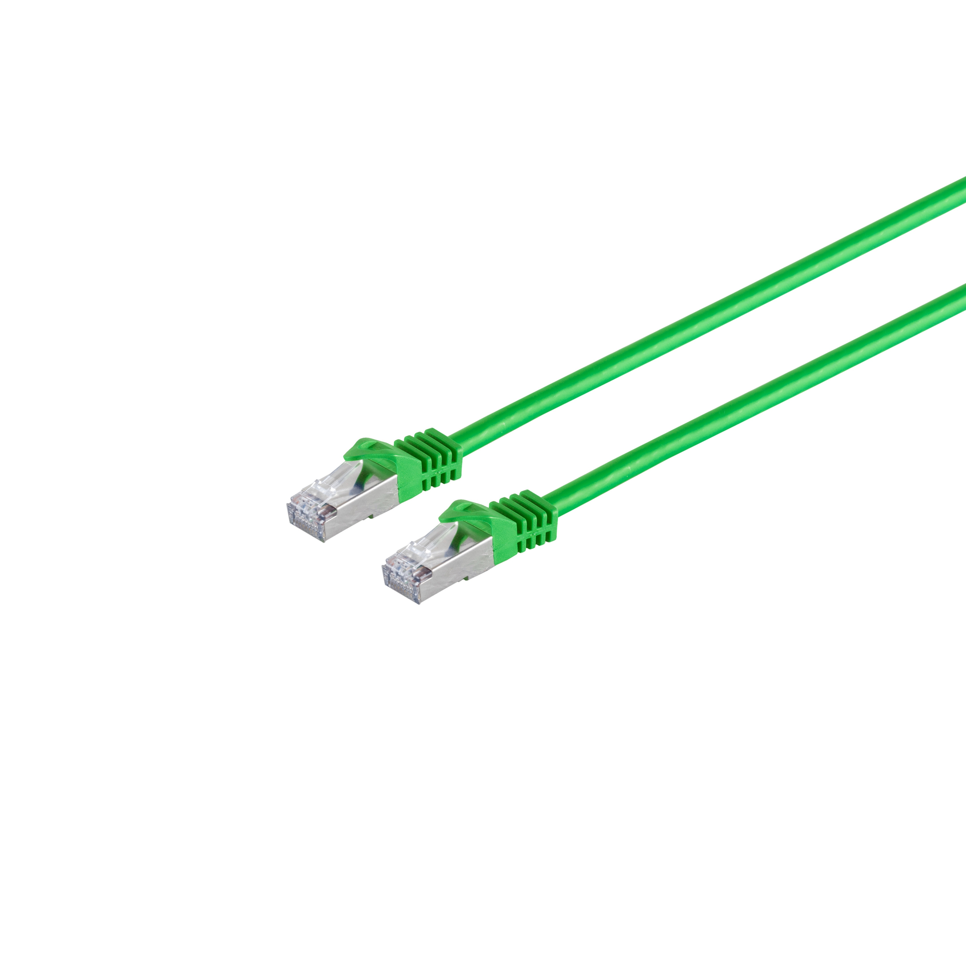 Zwei grüne Ethernet-Kabel mit Anschlüssen liegen auf weißem Hintergrund.