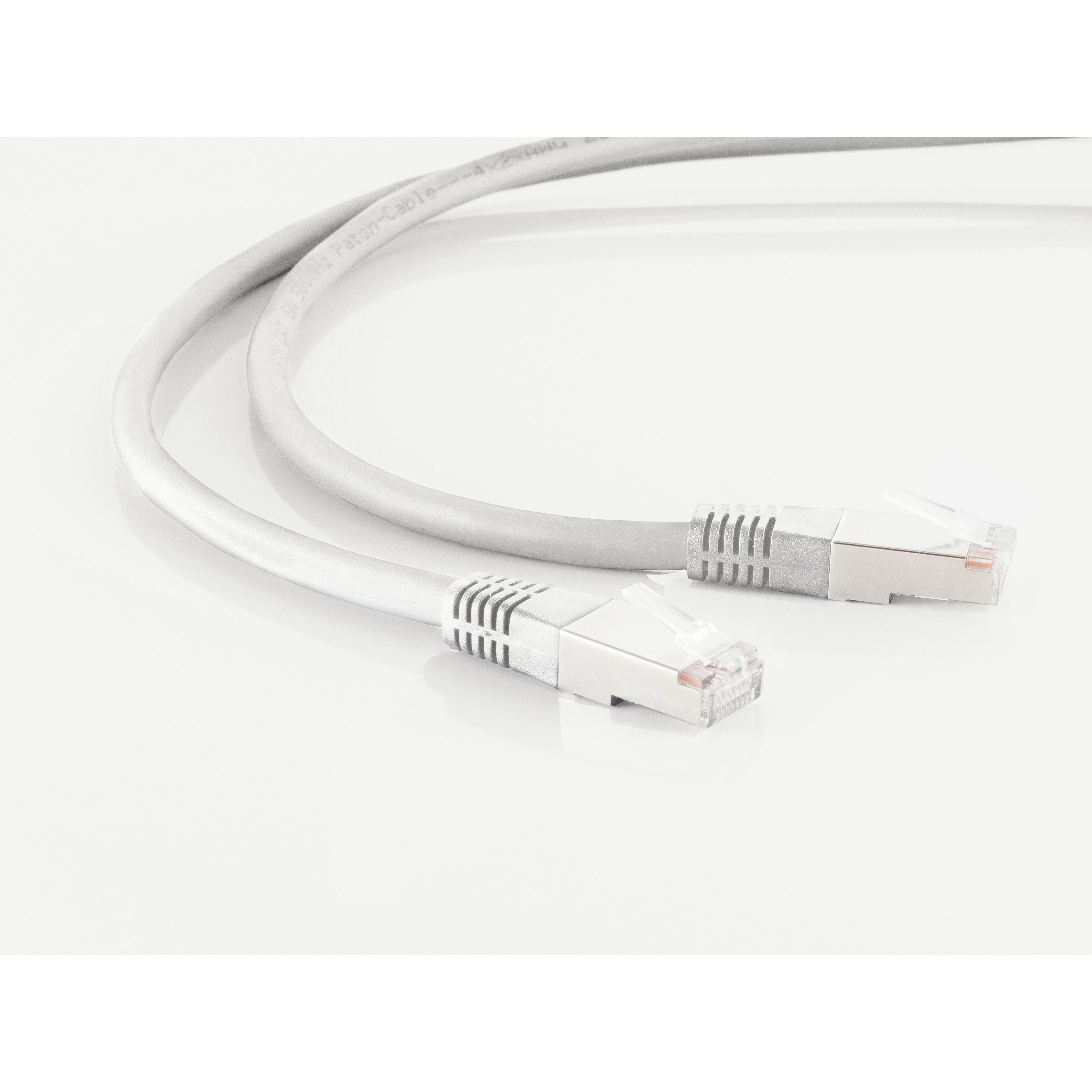Zwei graue Netzwerkkabel mit Steckern. Weißer Hintergrund und Fokus auf die Stecker.