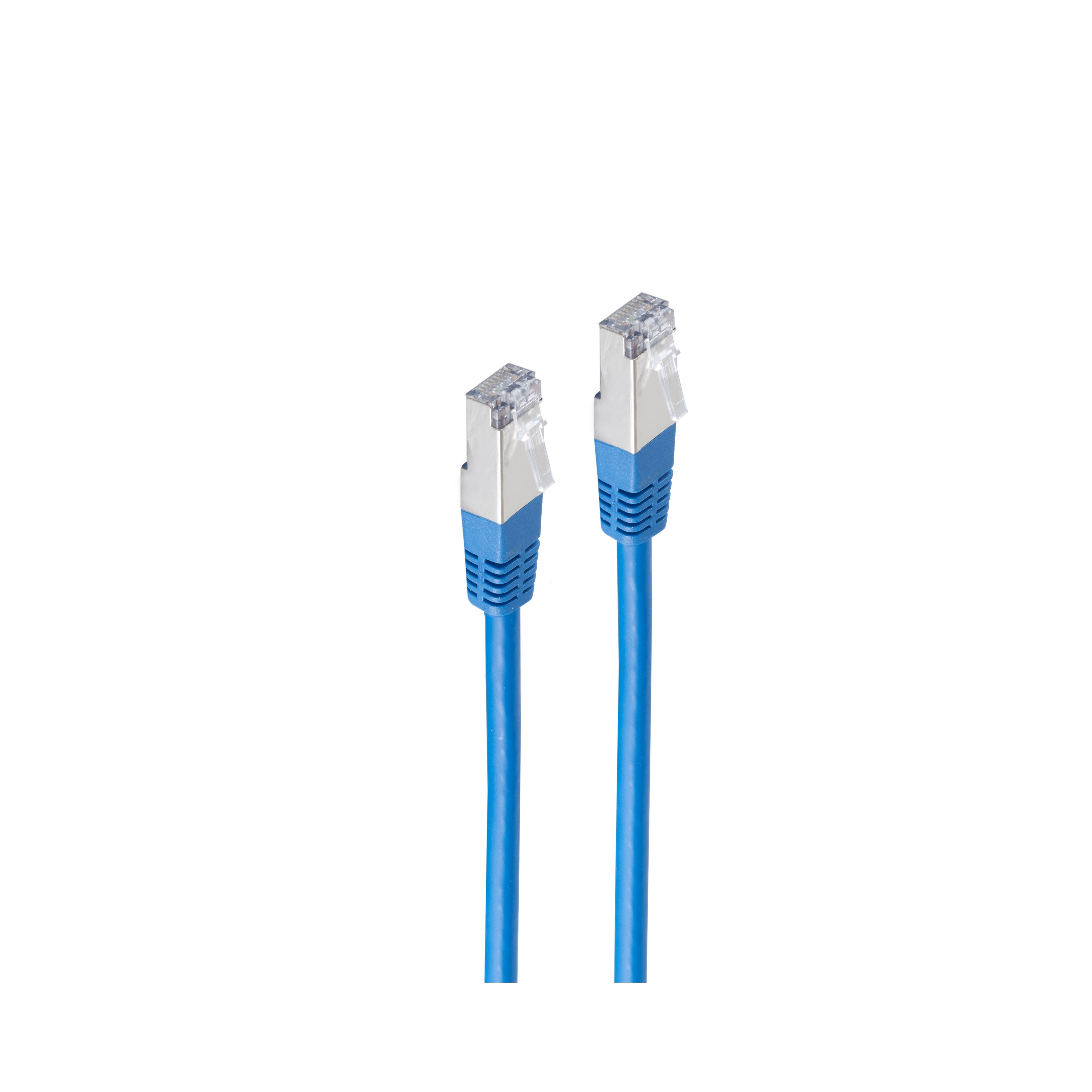 Zwei blaue Netzwerkkabel mit transparenten Steckern. Sie sind auf weißem Hintergrund.