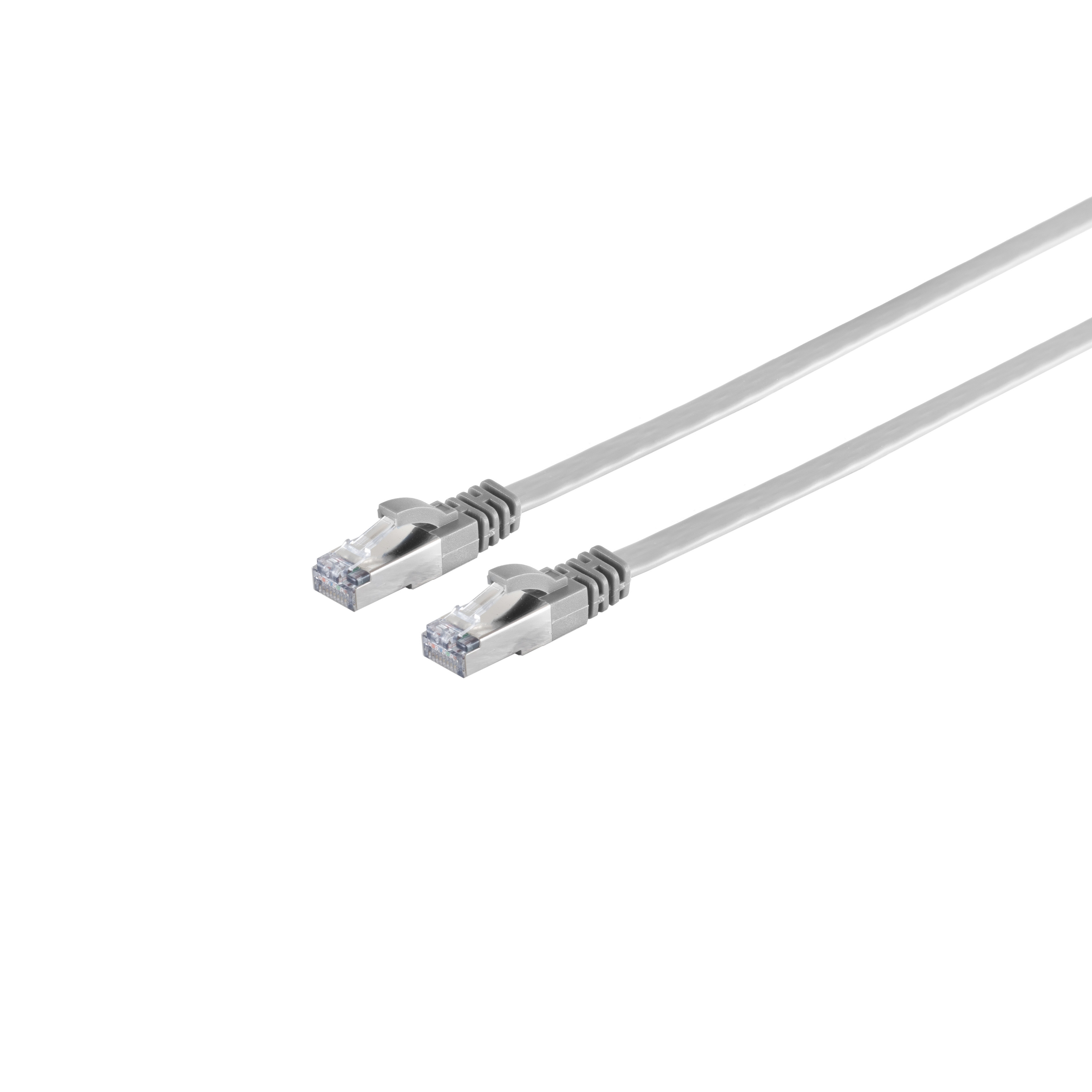 Graue Netzwerkkabel mit Anschlüssen auf weißem Hintergrund.