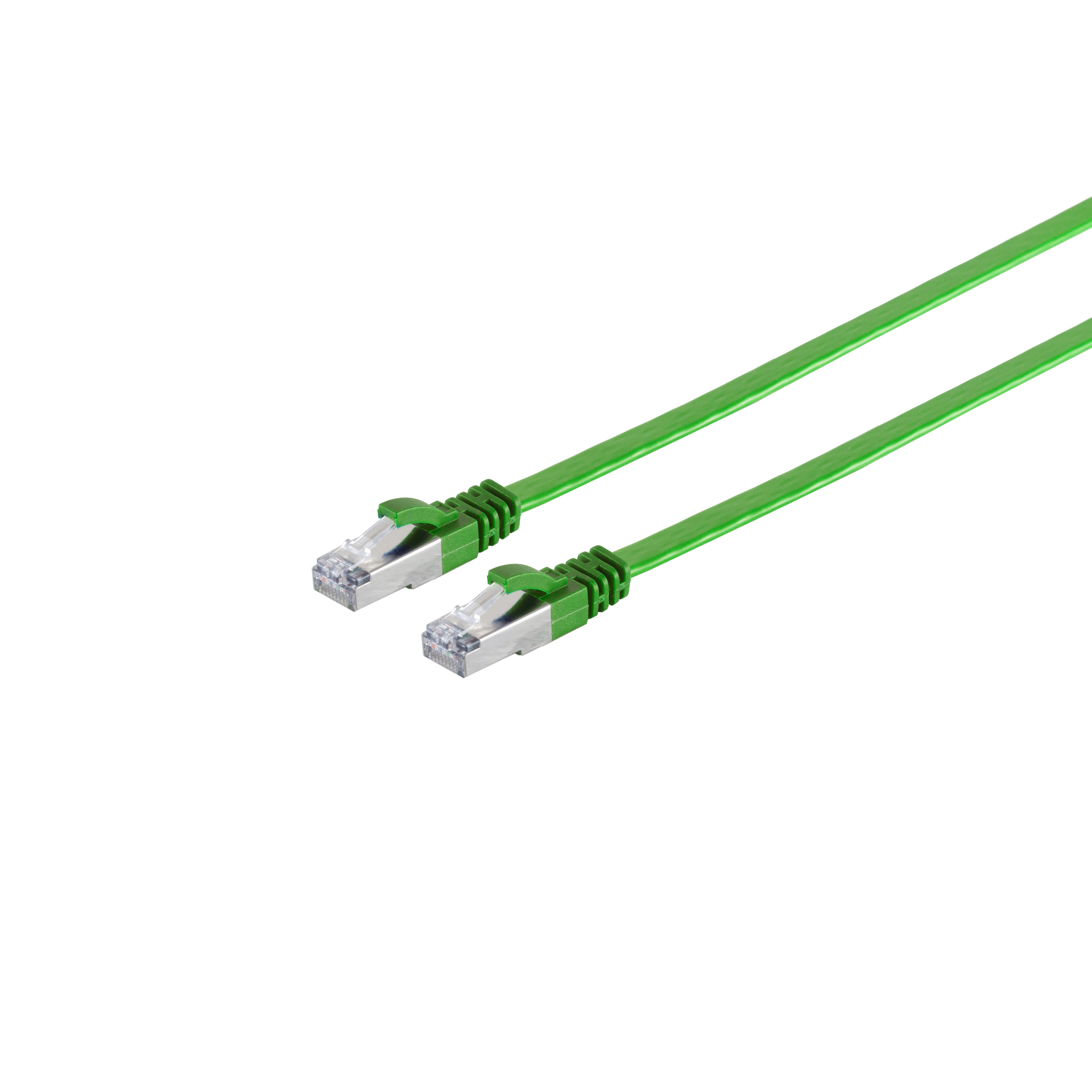 Zwei grüne Netzwerkkabel mit Steckern auf weißem Hintergrund.