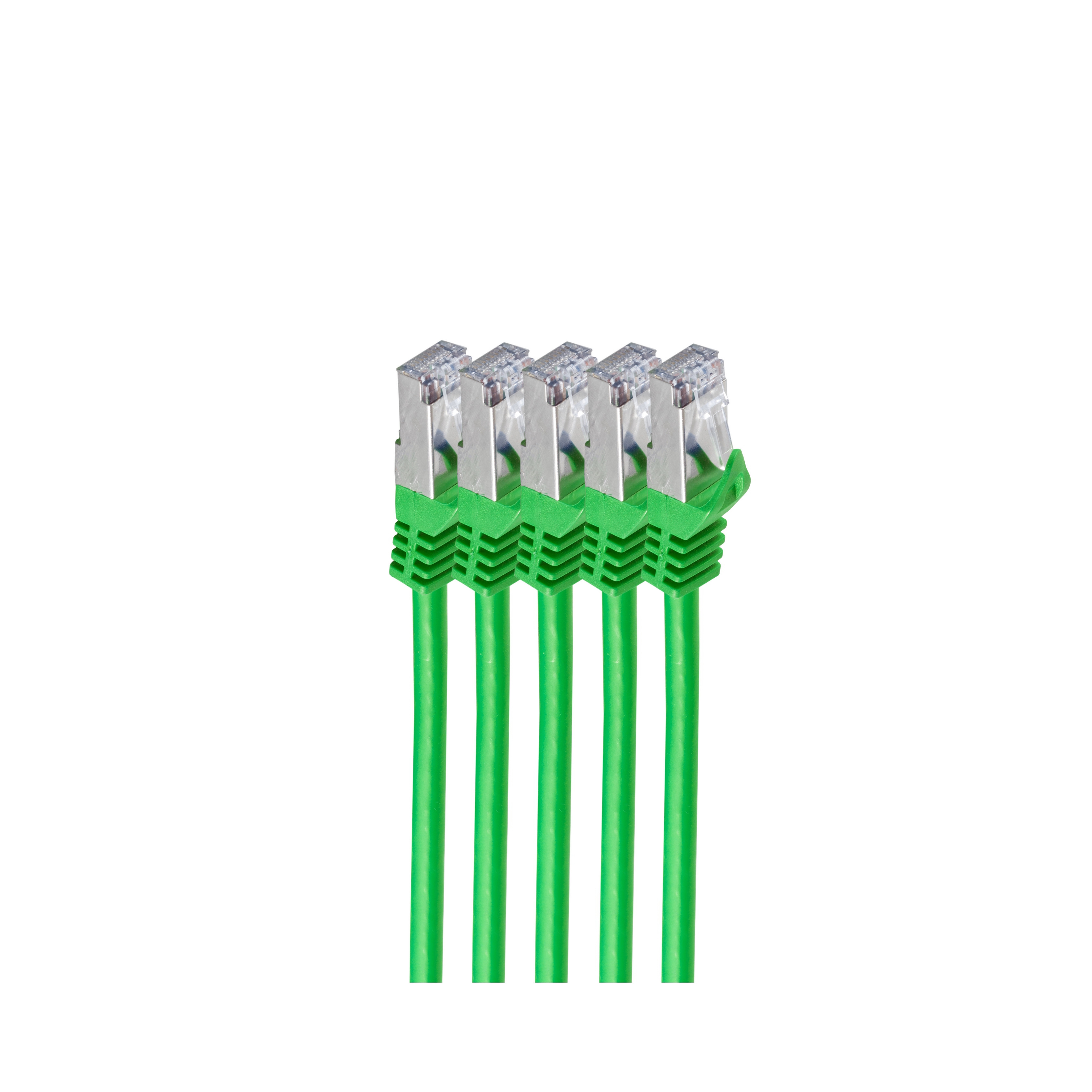 Un fascio di cavi Ethernet verdi con connettori argentati. I cavi sono affiancati.