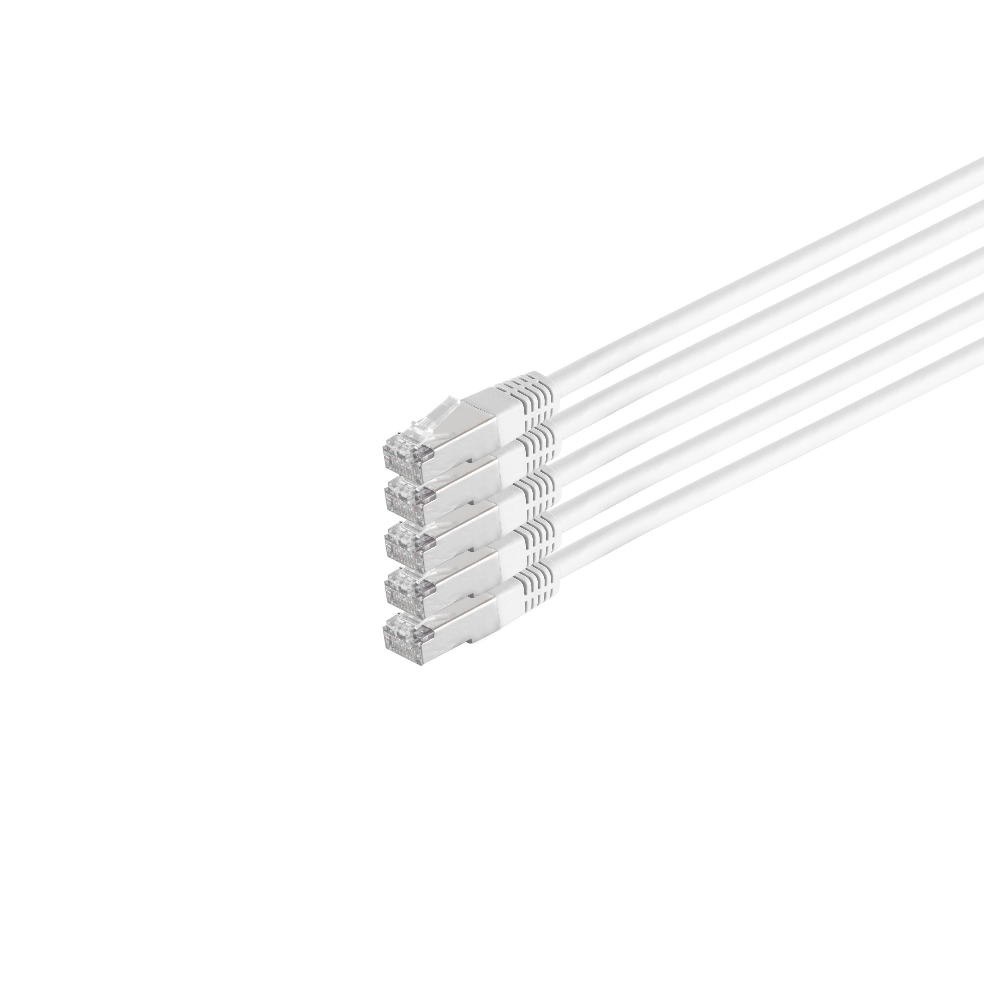 Cinque cavi Ethernet bianchi con connettori, angolati dall'alto a sinistra.