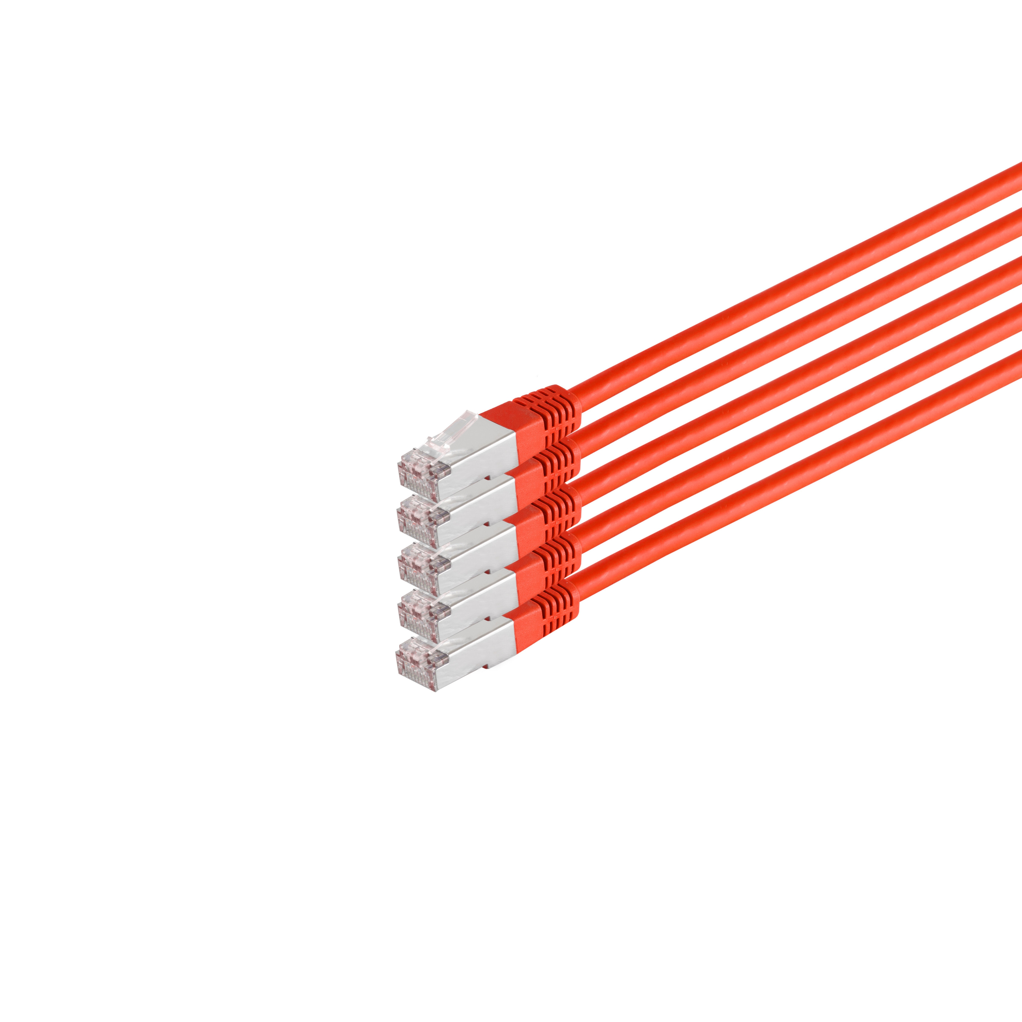 Cinque cavi Ethernet rossi con connettori argentati, disposti diagonalmente su sfondo bianco.