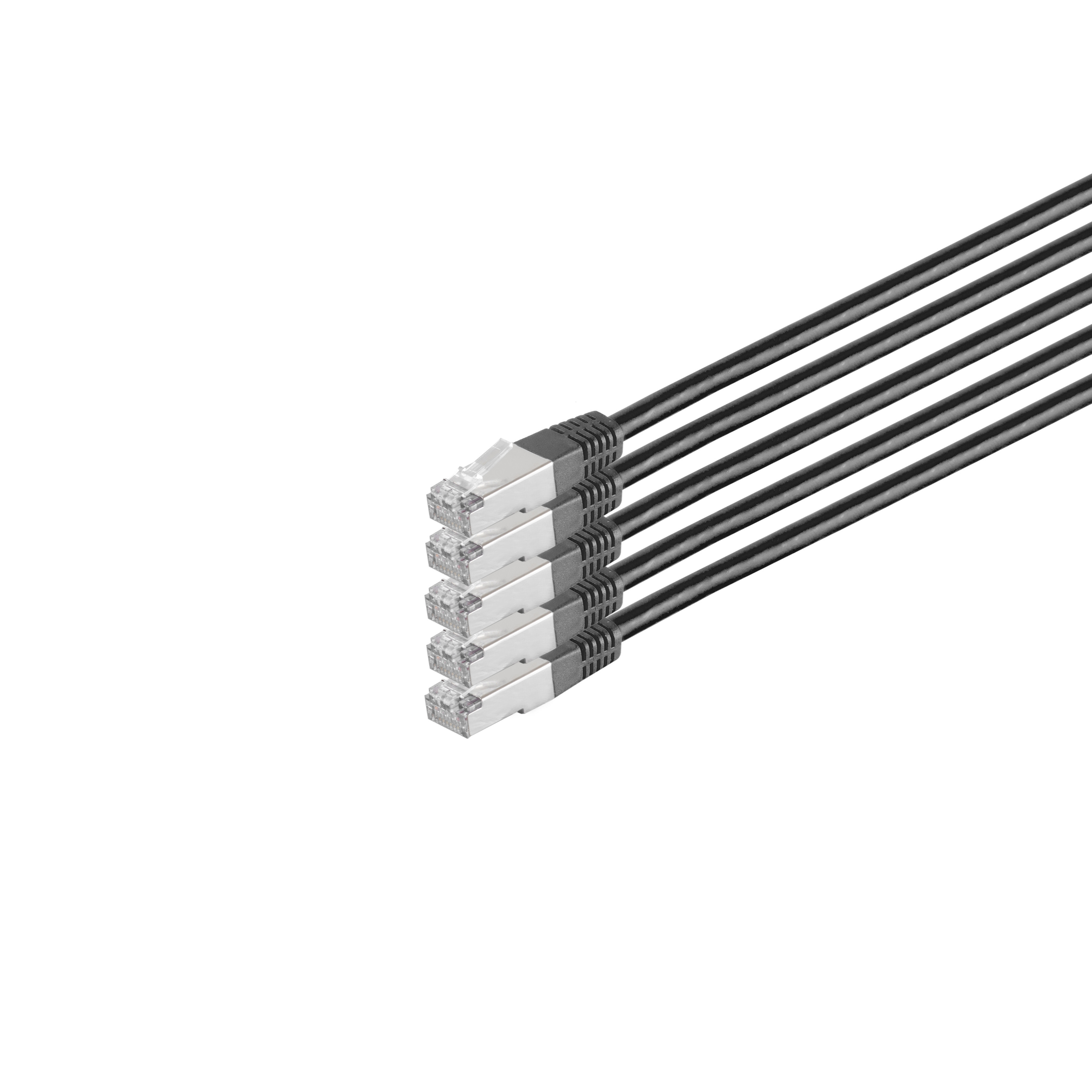 Vier schwarze Ethernet-Kabel mit Steckern, bereit für Netzwerkverbindungen.