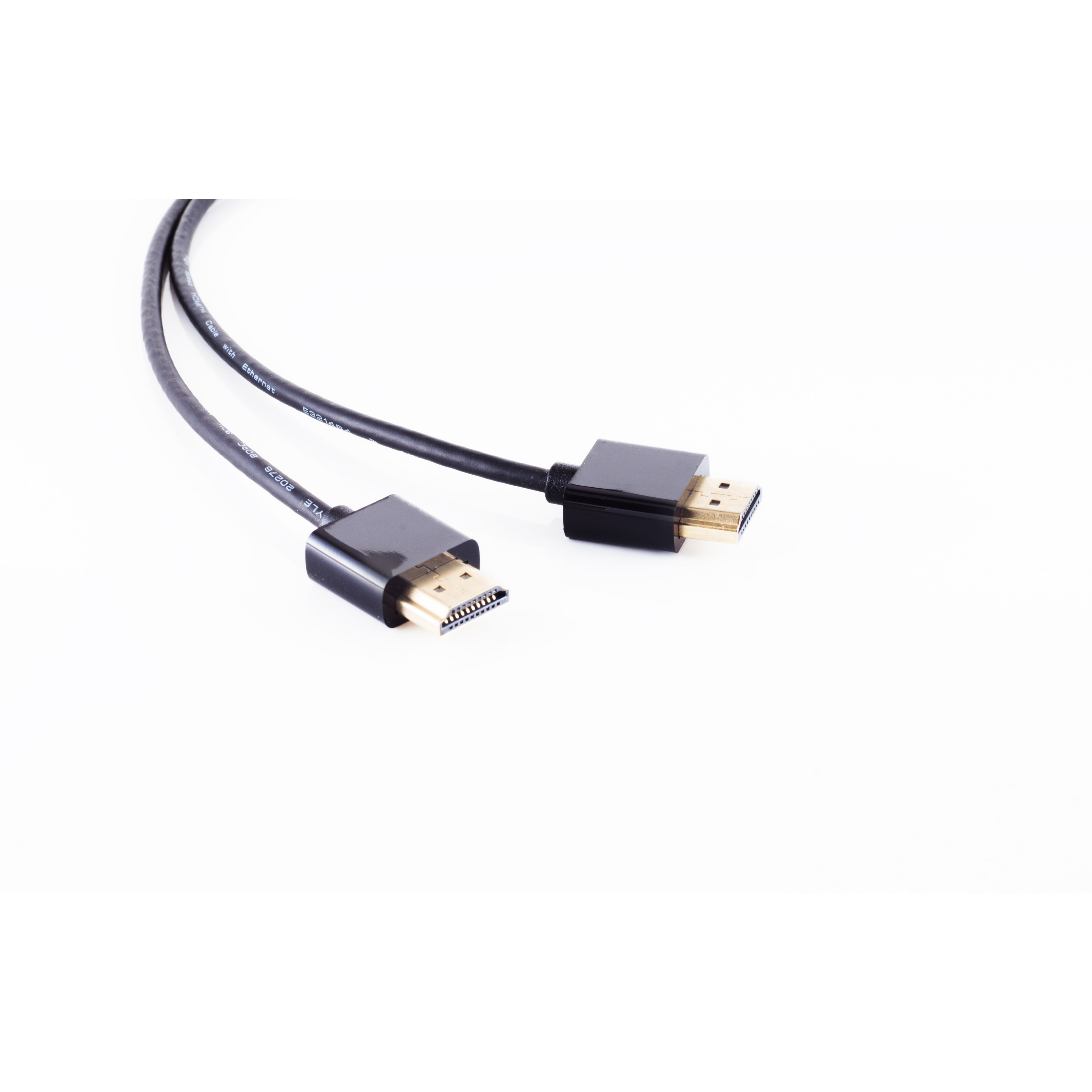 Schwarzes HDMI-Kabel mit Anschlüssen, isoliert auf weißem Hintergrund.