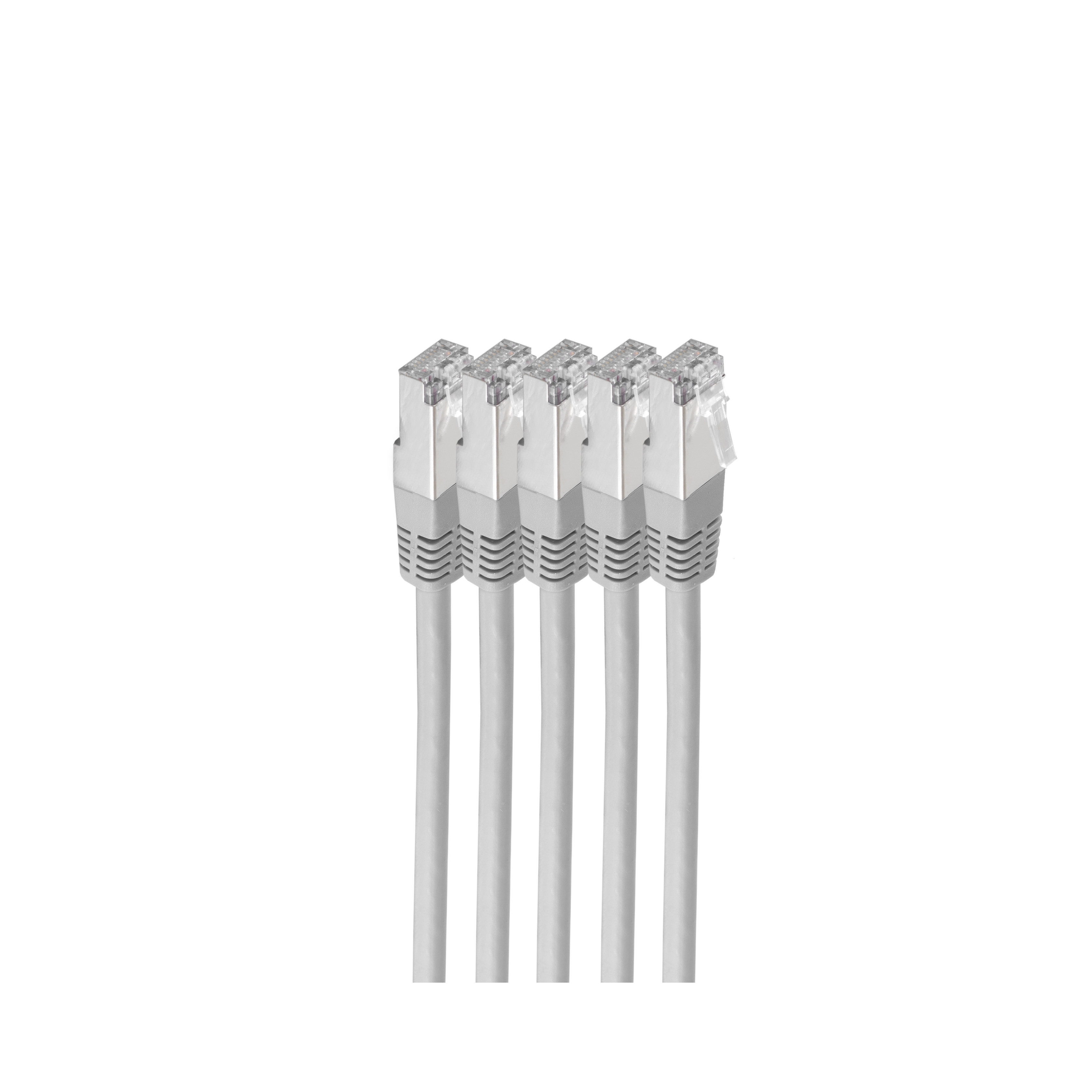 Cinque cavi ethernet bianchi con connettori grigi. Lo sfondo è bianco.