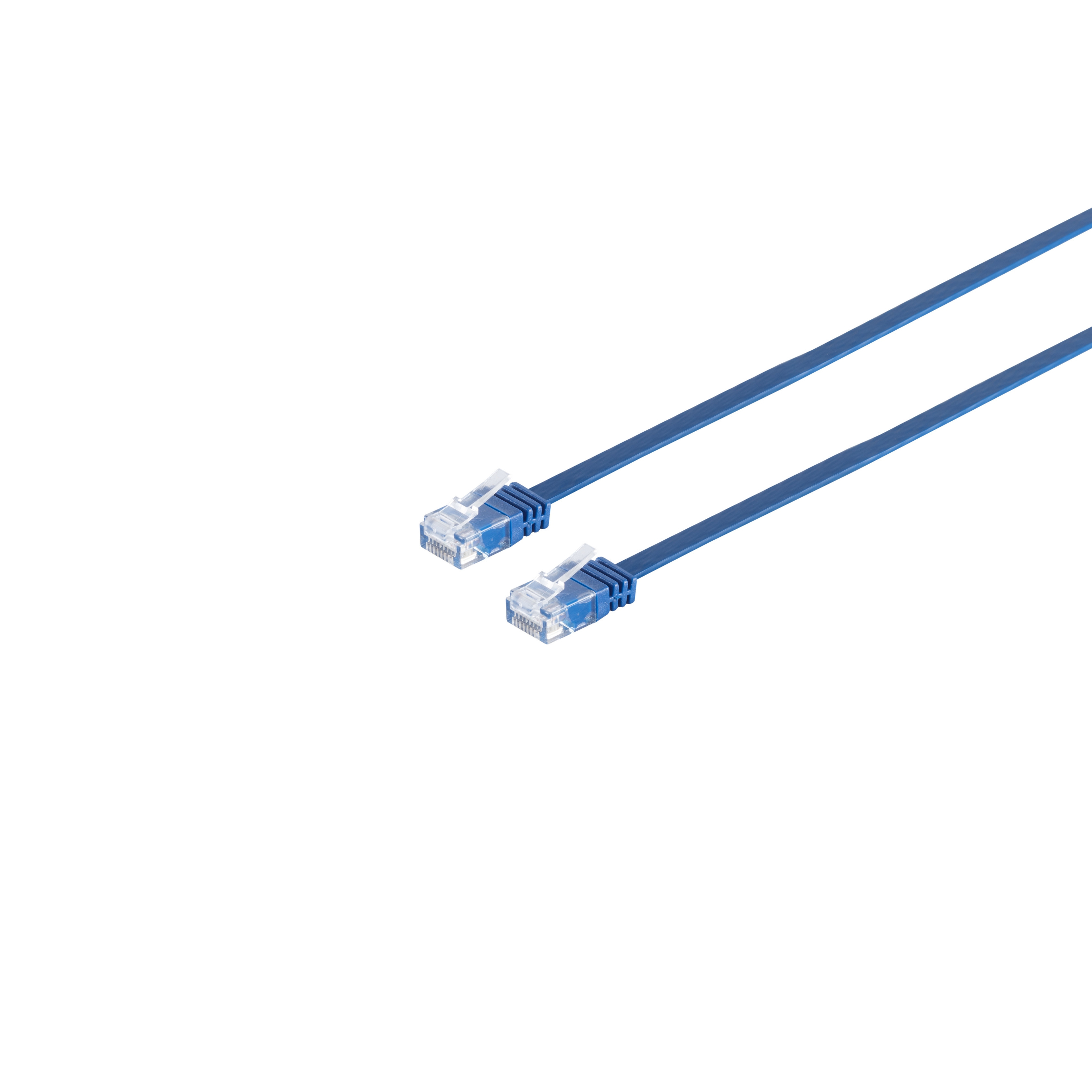 Zwei blaue Ethernet-Kabel mit Steckern, die auf weißem Hintergrund liegen.
