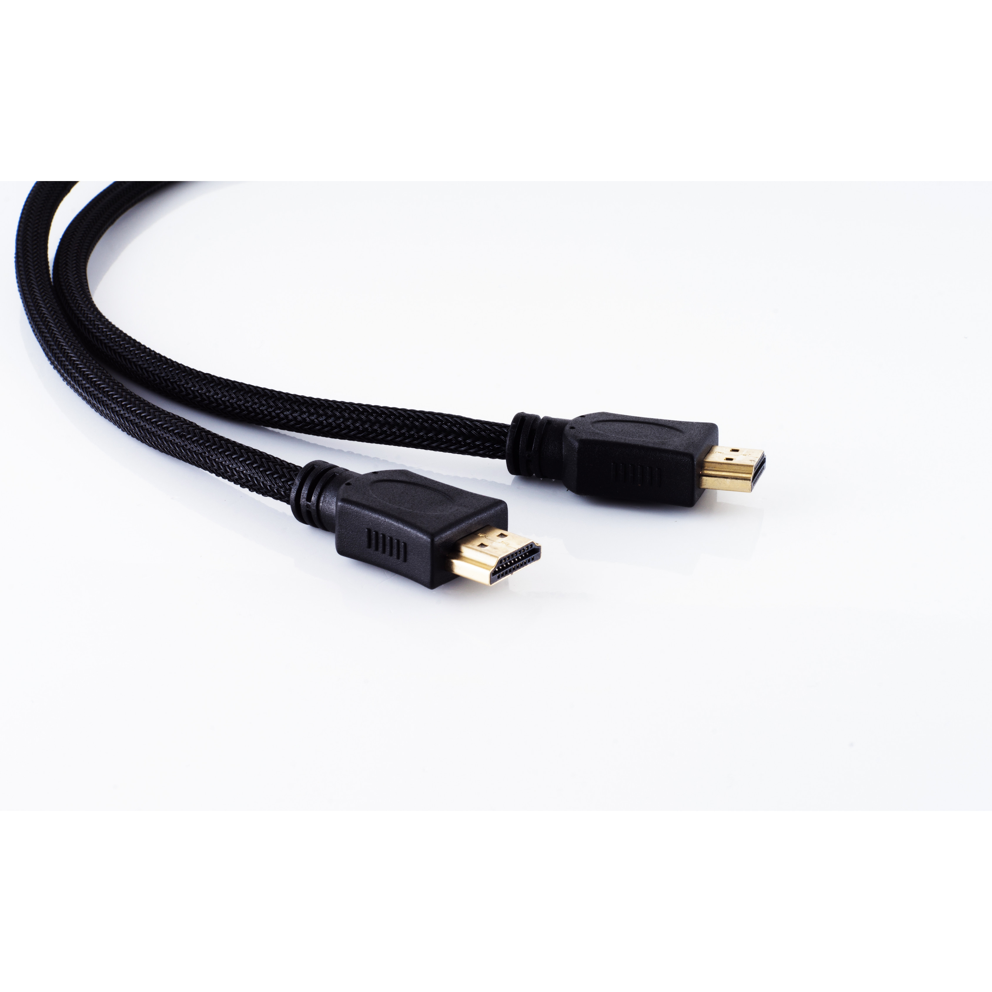 Schwarze HDMI-Kabel mit Goldsteckern. Weißer Hintergrund.