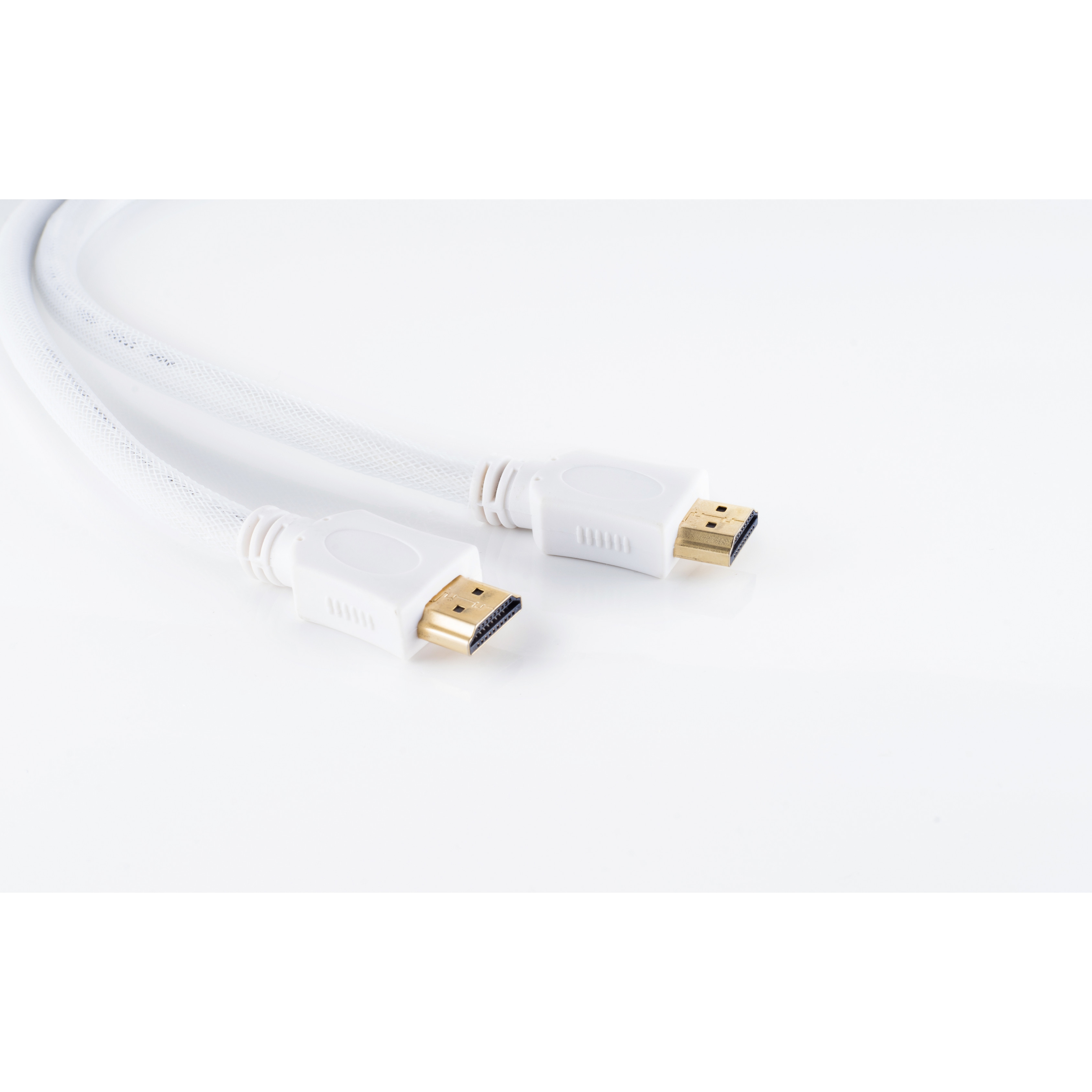 Zwei weiße HDMI-Kabel mit goldenen Steckern auf weißer Oberfläche.