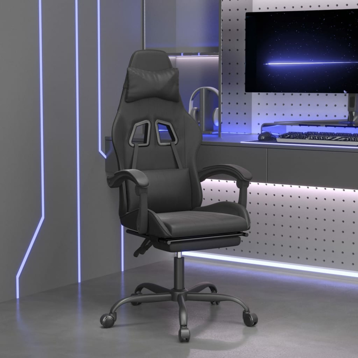 Schwarzer Gaming-Stuhl in einem Raum. Ein Schreibtisch und Monitor sind im Hintergrund. Blaue Beleuchtung.