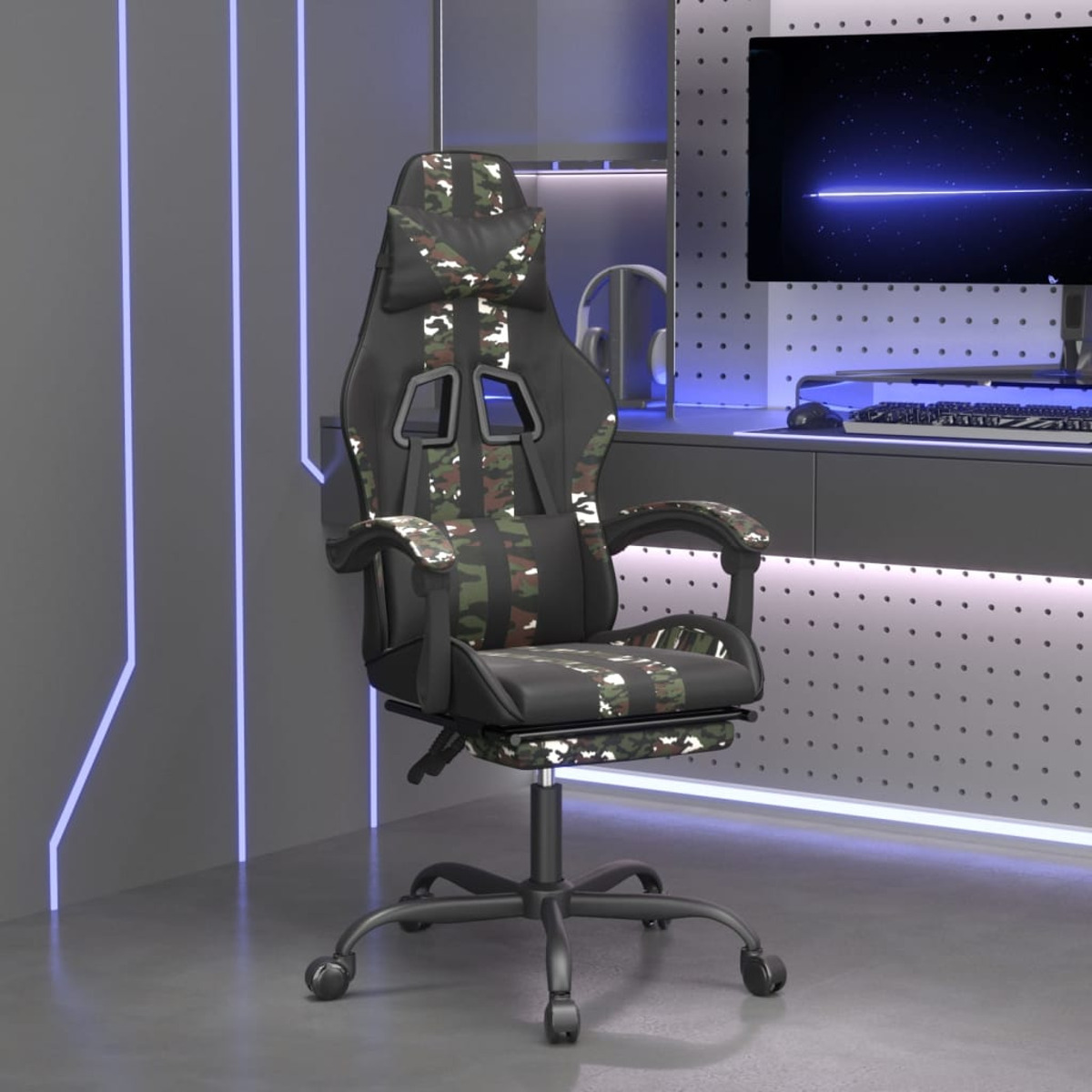 Gaming-Stuhl mit Tarnmuster, in der Nähe eines Schreibtisches.