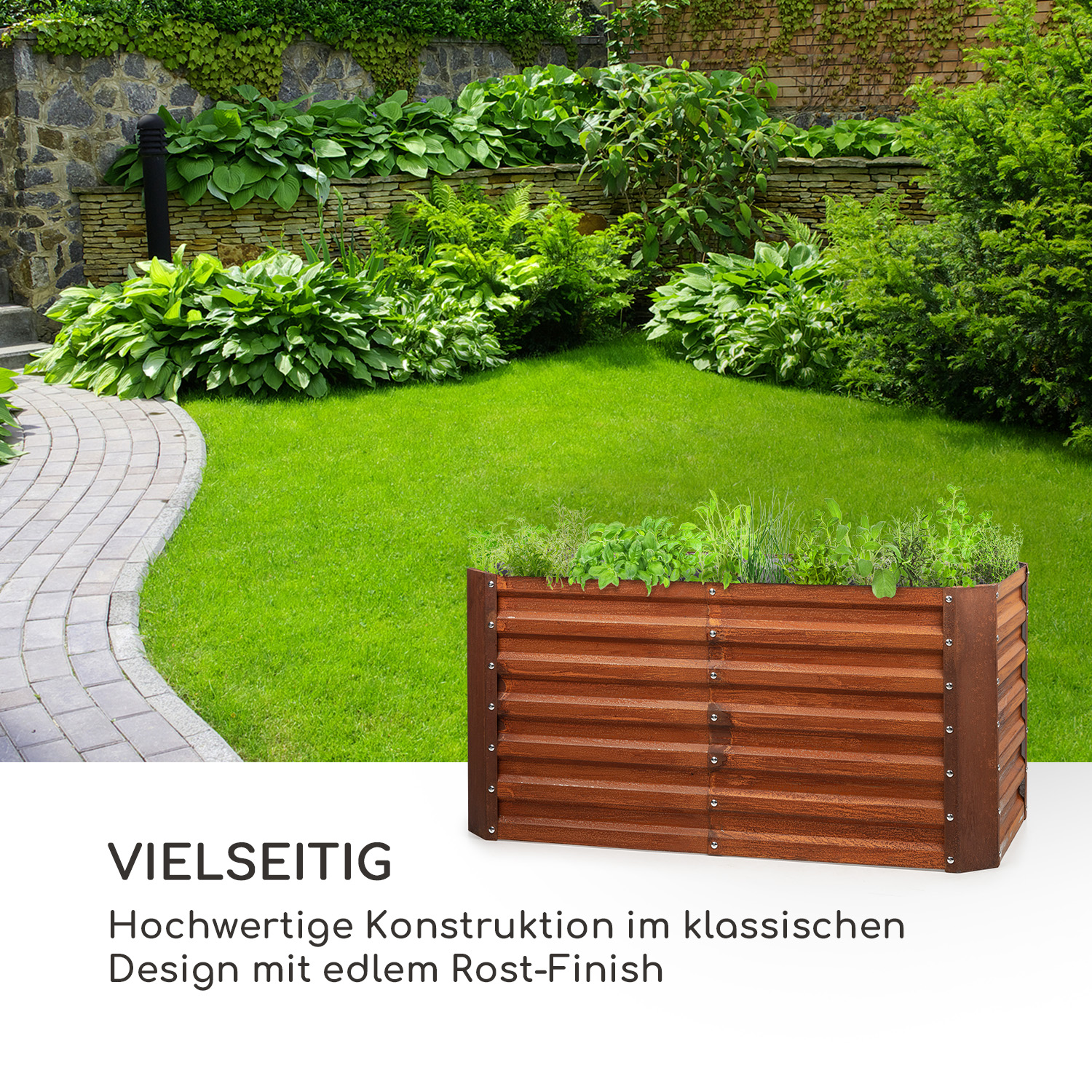 Ein hölzernes Gartenbeet mit Pflanzen, mit Gras im Vordergrund und einer Steinmauer im Hintergrund.