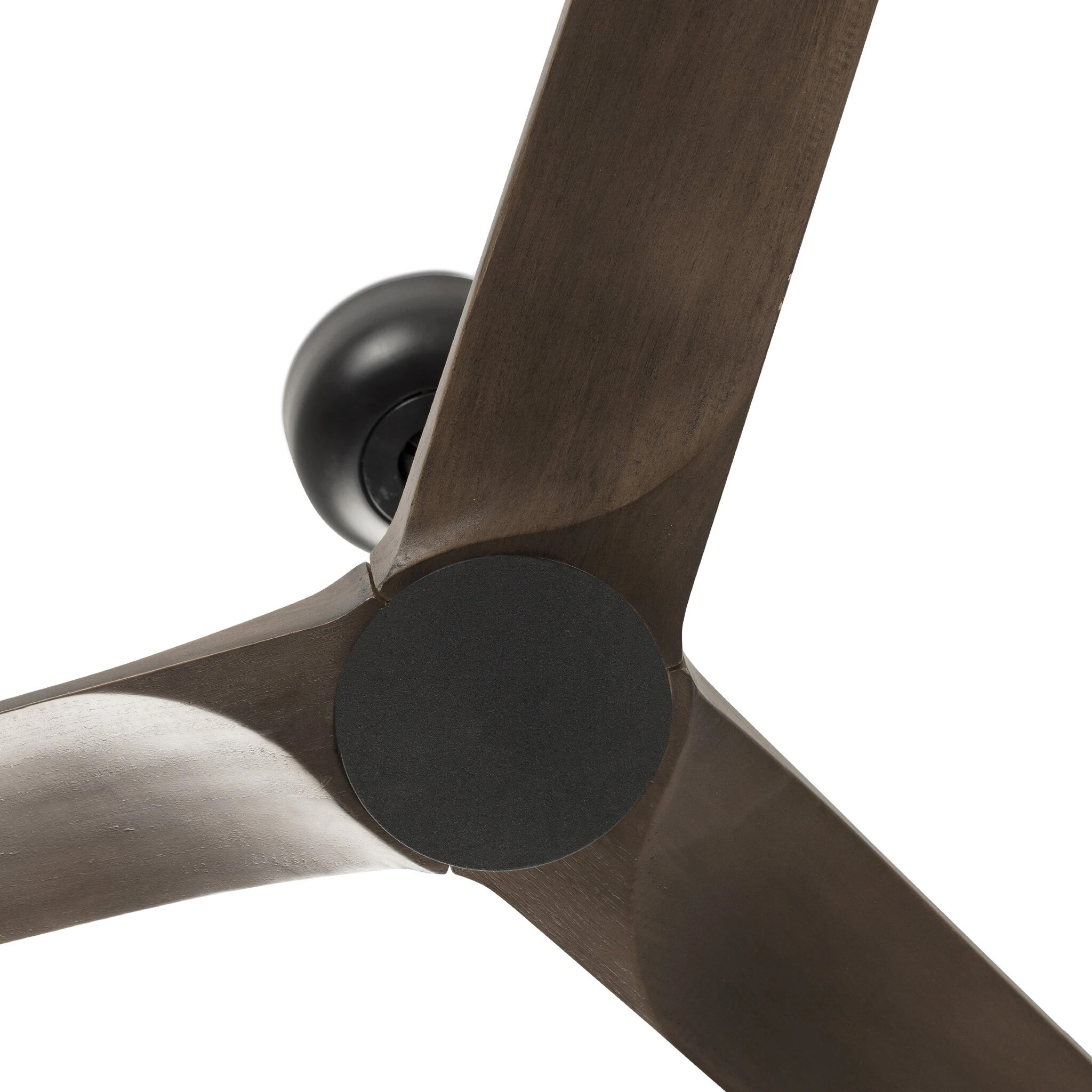 Deckenventilator mit drei dunkelbraunen Flügeln und schwarzem Motorgehäuse.