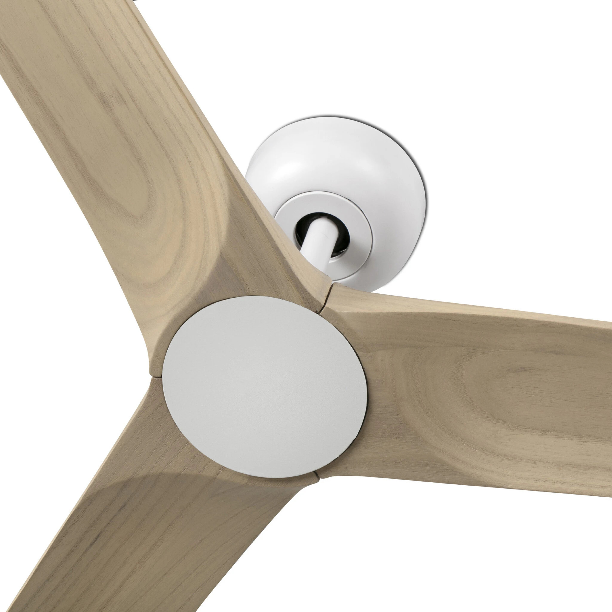 Nahaufnahme eines weißen Deckenventilator-Motors und drei Holzflügeln. Die Flügel sind hellbraun und der Ventilator ist ausgeschaltet.