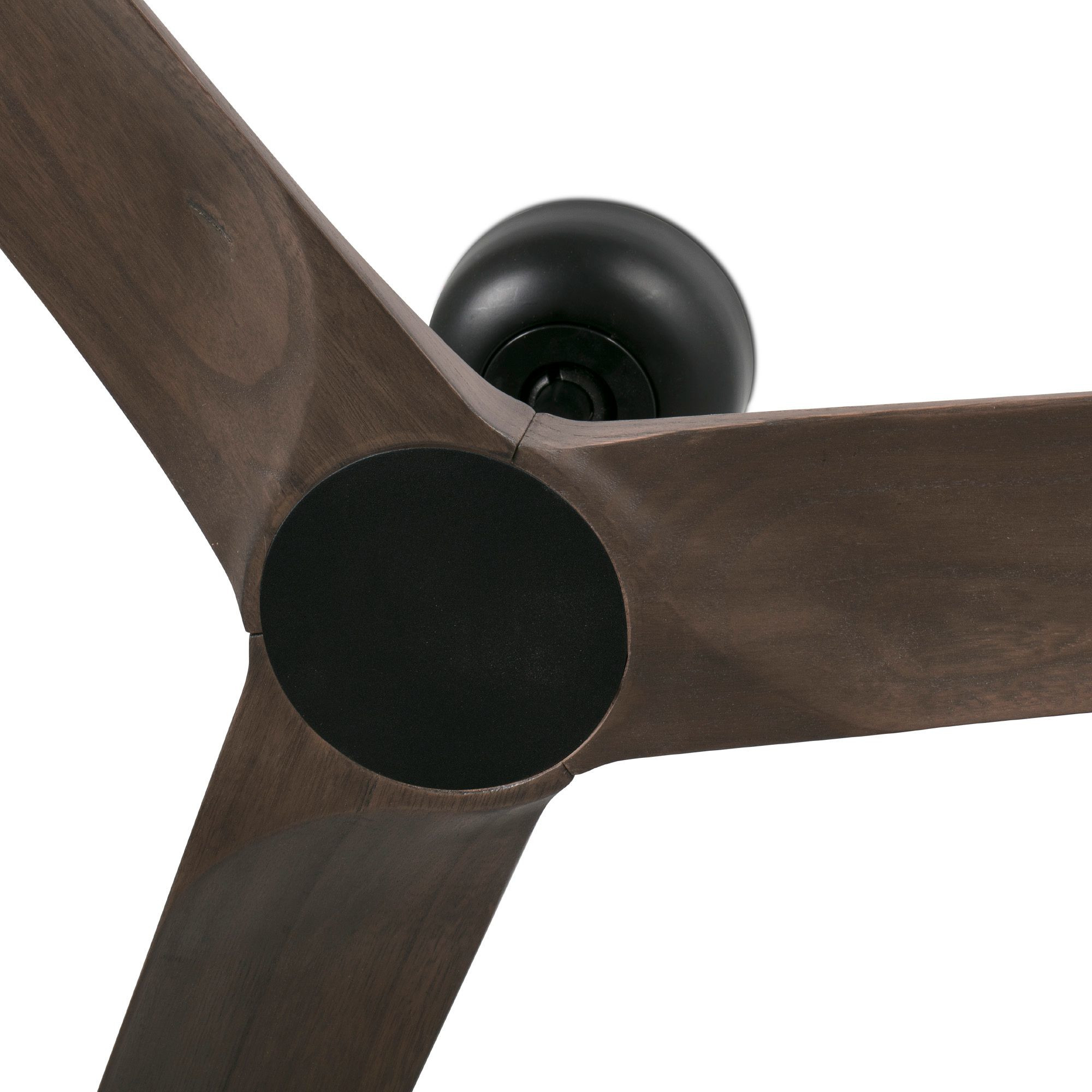 Nahaufnahme eines Deckenventilators. Er hat drei Holzblätter und einen schwarzen Motor.